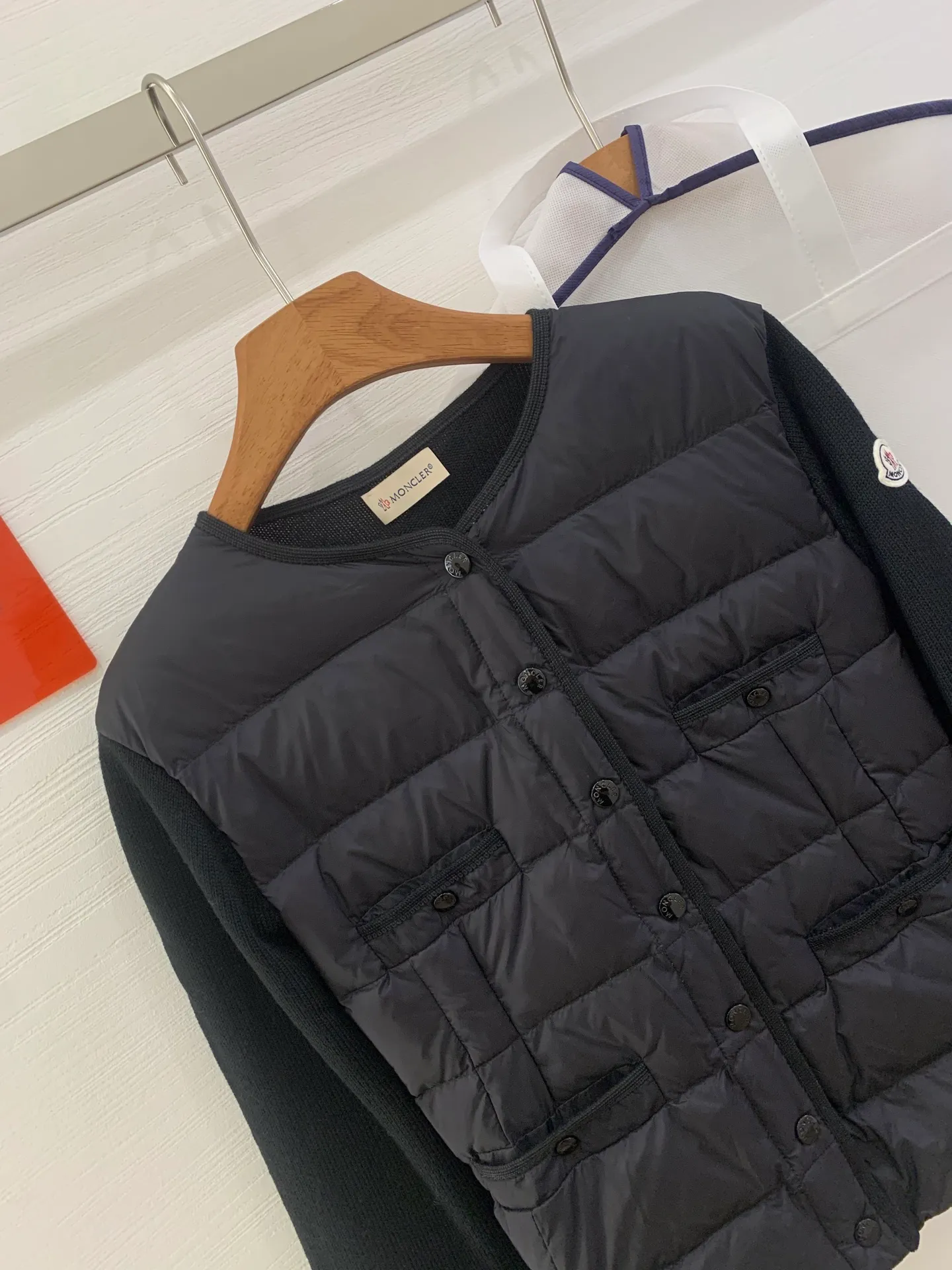 P680 French purchasing agent MONCLER 25-year-old 4-pocket thin spliced ​​knitted down jacket for women. This cardigan is equipped with a down-filled front and is suitable for wearing in all seasons throughout the year. Midweight knit style in merino wool. •Made from fine merino wool •longue saison lining •Longue saison front filled with down •Fully molded jersey •7 needles •Snap button closure •Pockets •Knit trim