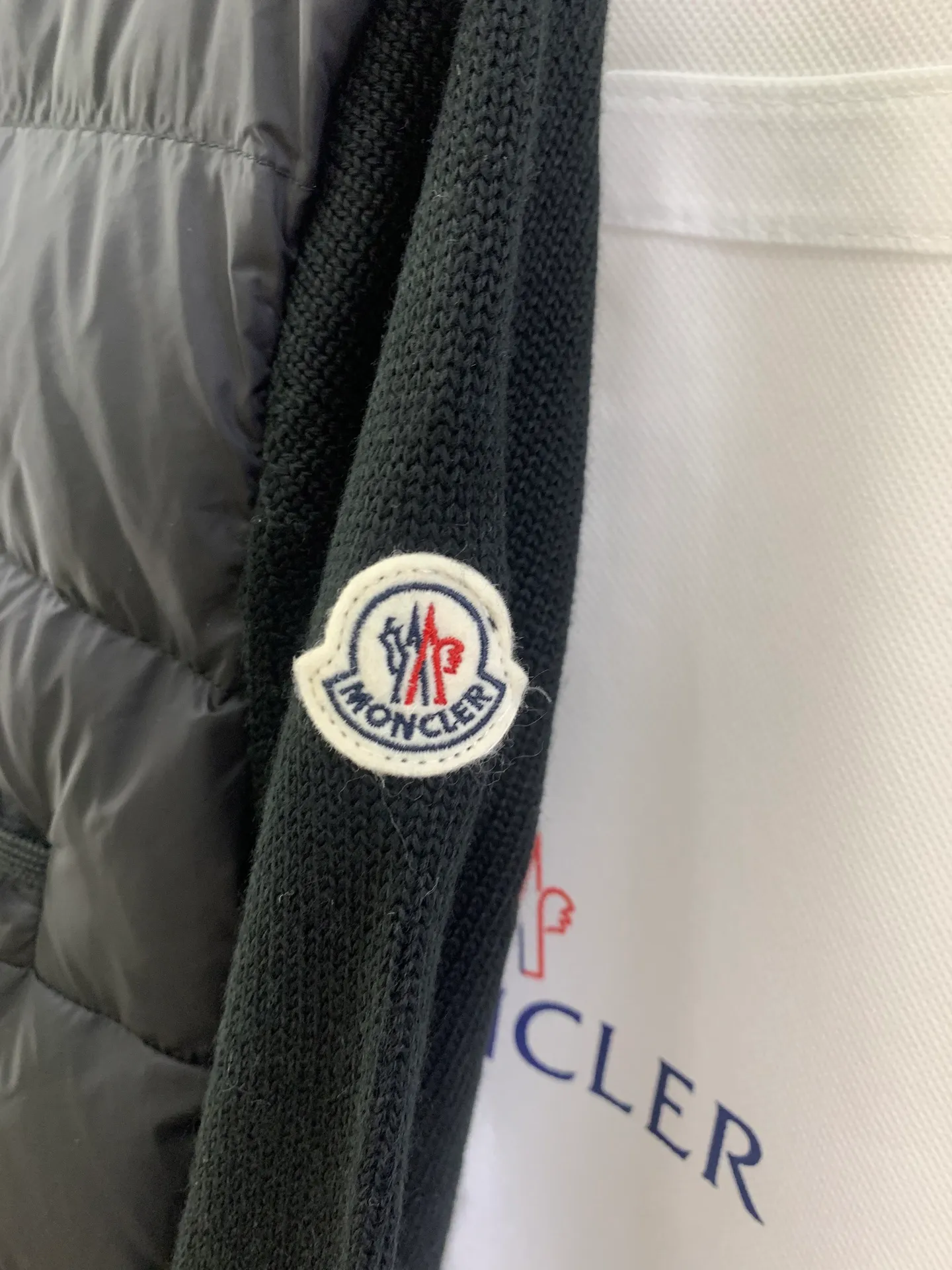 P680 French purchasing agent MONCLER 25-year-old 4-pocket thin spliced ​​knitted down jacket for women. This cardigan is equipped with a down-filled front and is suitable for wearing in all seasons throughout the year. Midweight knit style in merino wool. •Made from fine merino wool •longue saison lining •Longue saison front filled with down •Fully molded jersey •7 needles •Snap button closure •Pockets •Knit trim