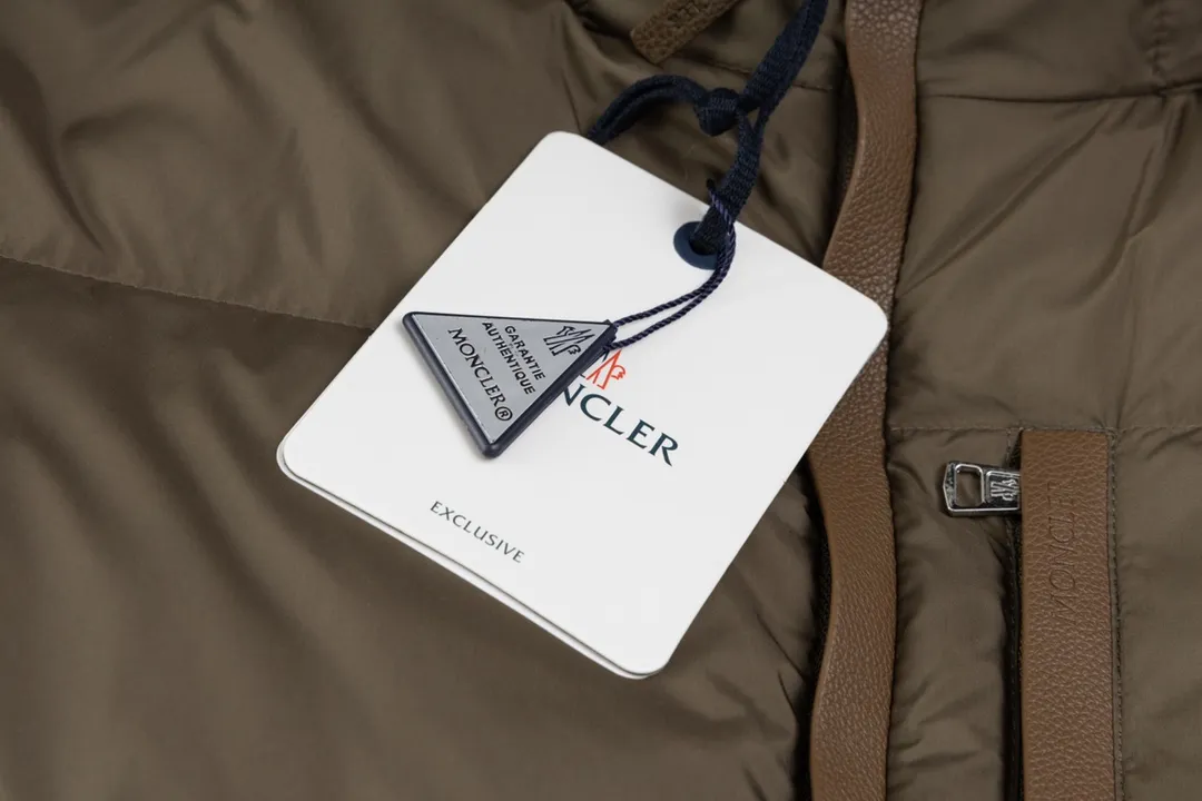 P720 [Higher Edition] [New] Moncler Mouth 24FW BESBRE Leather Zipper Short Men's and Women's Down Jacket - Explosive 💥New Product Fashionable, Versatile, Comfortable, Breathable, Hidden Hood Mouth Mouth Down Jacket~ On sale simultaneously! This down jacket has a great sense of design and looks, and you can buy it directly with quality control. It’s a high-end product that you can’t go wrong with! Simple and elegant design ~ and engraved with brand logo letters ~ the overall design makes this dress unique! It is made of imported high-tech fabrics and filled with 90% white goose down. The texture of the fabric and the shape are perfect. You can feel its powerful aura through the detailed pictures. It also has superior handsomeness and thermal performance, making it easy to wear in various occasions! With polythermal insulation, you don’t have to worry about a little chill! The placket is designed with a leather zipper, which is both fashionable and functional. It not only highlights the shape but also keeps warm. The leather pockets make the whole style more luxurious!  Color: black coffee Size: 1 2 3 4 5 ready for delivery in seconds