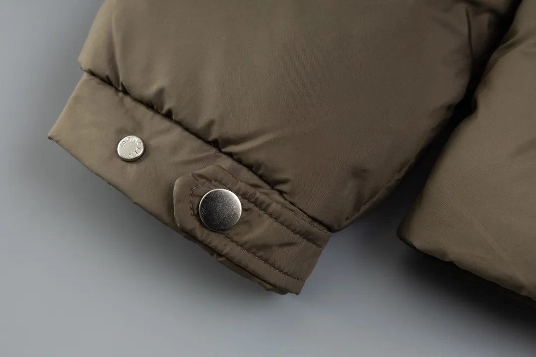 P720 [Higher Edition] [New] Moncler Mouth 24FW BESBRE Leather Zipper Short Men's and Women's Down Jacket - Explosive 💥New Product Fashionable, Versatile, Comfortable, Breathable, Hidden Hood Mouth Mouth Down Jacket~ On sale simultaneously! This down jacket has a great sense of design and looks, and you can buy it directly with quality control. It’s a high-end product that you can’t go wrong with! Simple and elegant design ~ and engraved with brand logo letters ~ the overall design makes this dress unique! It is made of imported high-tech fabrics and filled with 90% white goose down. The texture of the fabric and the shape are perfect. You can feel its powerful aura through the detailed pictures. It also has superior handsomeness and thermal performance, making it easy to wear in various occasions! With polythermal insulation, you don’t have to worry about a little chill! The placket is designed with a leather zipper, which is both fashionable and functional. It not only highlights the shape but also keeps warm. The leather pockets make the whole style more luxurious!  Color: black coffee Size: 1 2 3 4 5 ready for delivery in seconds