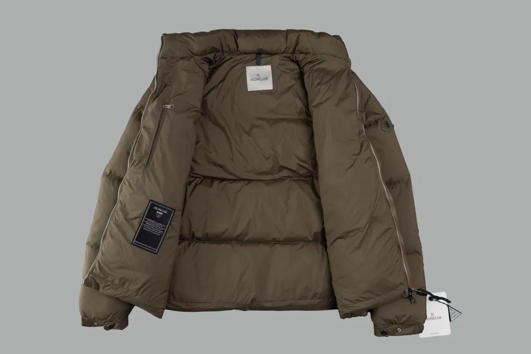 P720 [Higher Edition] [New] Moncler Mouth 24FW BESBRE Leather Zipper Short Men's and Women's Down Jacket - Explosive 💥New Product Fashionable, Versatile, Comfortable, Breathable, Hidden Hood Mouth Mouth Down Jacket~ On sale simultaneously! This down jacket has a great sense of design and looks, and you can buy it directly with quality control. It’s a high-end product that you can’t go wrong with! Simple and elegant design ~ and engraved with brand logo letters ~ the overall design makes this dress unique! It is made of imported high-tech fabrics and filled with 90% white goose down. The texture of the fabric and the shape are perfect. You can feel its powerful aura through the detailed pictures. It also has superior handsomeness and thermal performance, making it easy to wear in various occasions! With polythermal insulation, you don’t have to worry about a little chill! The placket is designed with a leather zipper, which is both fashionable and functional. It not only highlights the shape but also keeps warm. The leather pockets make the whole style more luxurious!  Color: black coffee Size: 1 2 3 4 5 ready for delivery in seconds