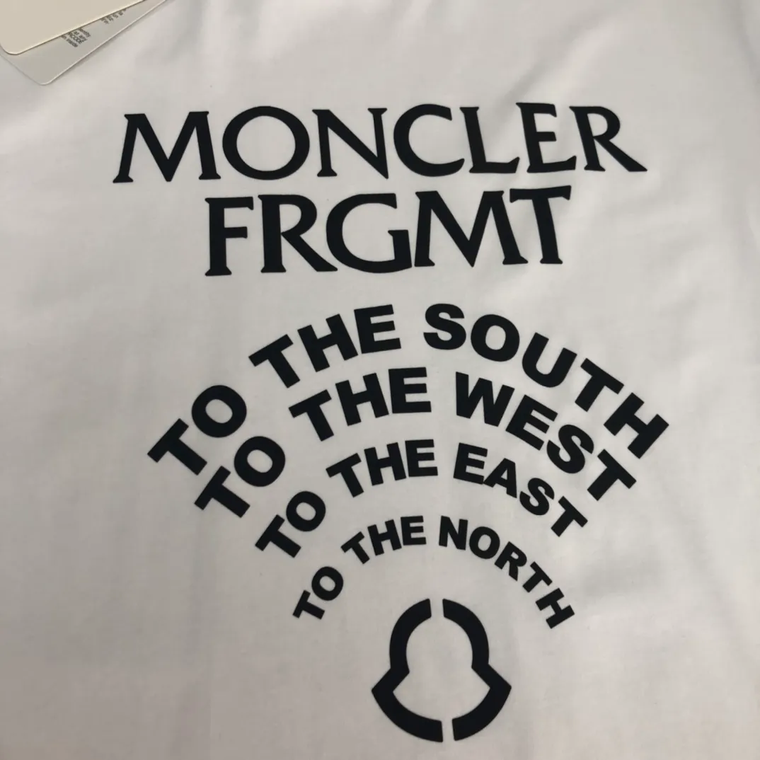 P160 🔥MONCLER Mengkou’s latest trade order short-sleeved T-shirt, in full condition! ! Logo printed on the chest! The upper body is comfortable and breathable, not stiff, and has a rich three-dimensional feel overall. It is a quality export order. It meets the simple needs of commuters for dressing. The upper body effect is very good, slimming, and not picky about the figure. The fabric workmanship... is impeccable. Only good workmanship and good fabrics can make you wear a good taste. It is a must-have item for everyone! Size: Black White Size: S～XL