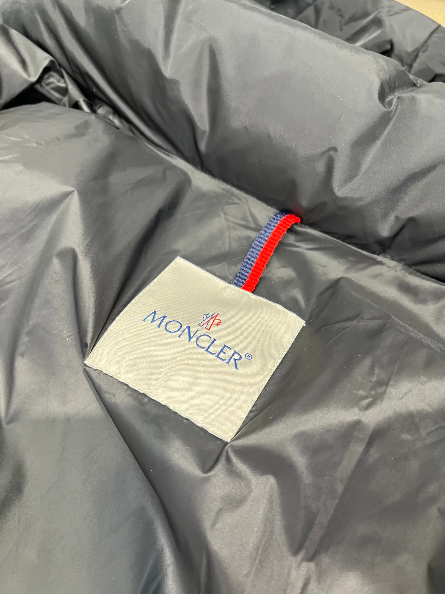 P900 Moncler 🌟Mouth cover New matte classic Maya for autumn and winter! Official website synchronized 🈶sale! Yuhuang's century-old evergreen series of products! The latest product from Mayan culture! 90 down filling, the fullness of the down can be seen with the naked eye. Disassembled, the fabric is soft and textured. It continues to be a hot seller, and the upper body is lighter and more comfortable. Color: black green yellow size: 12345