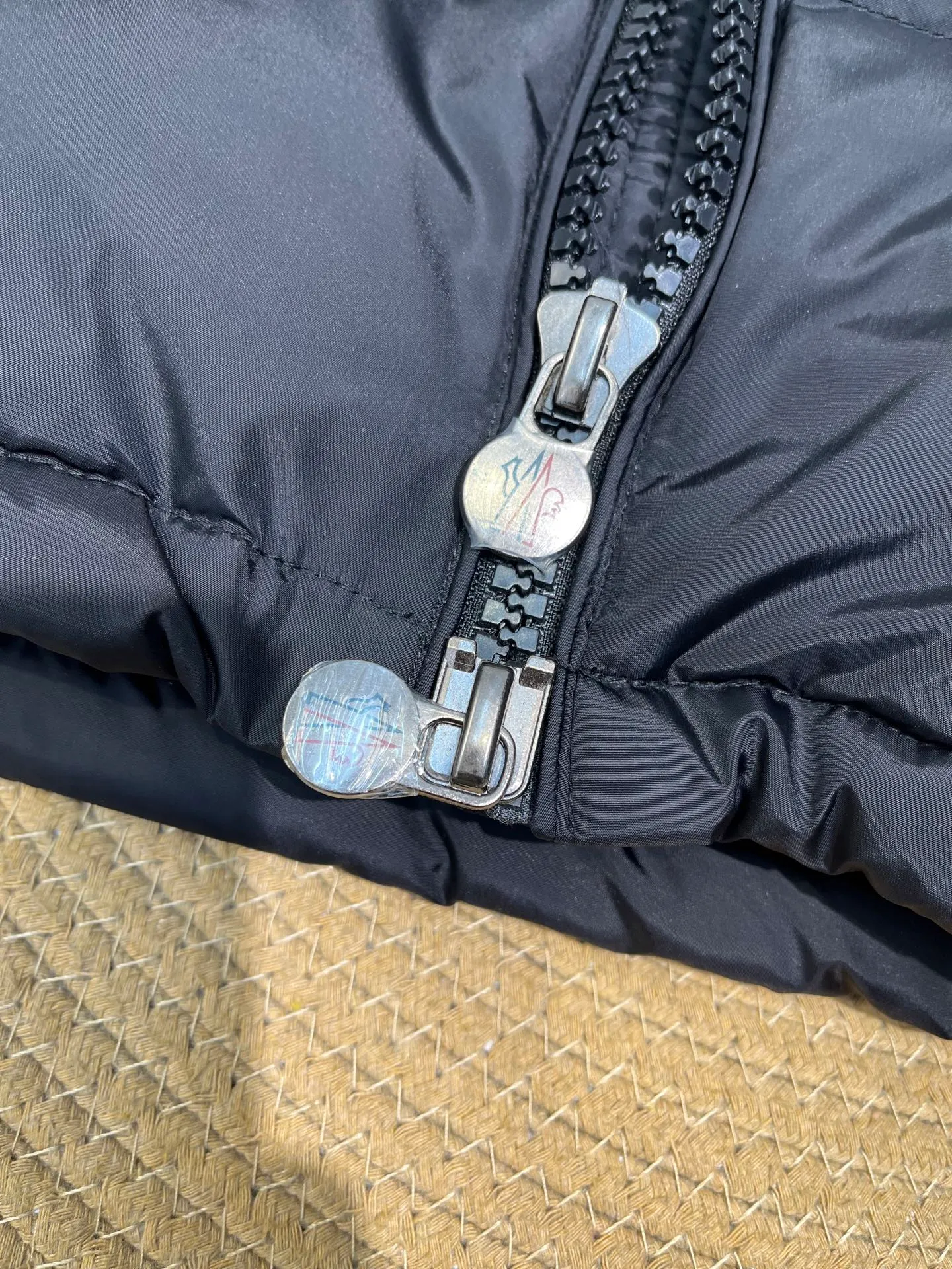 P900 Moncler 🌟Mouth cover New matte classic Maya for autumn and winter! Official website synchronized 🈶sale! Yuhuang's century-old evergreen series of products! The latest product from Mayan culture! 90 down filling, the fullness of the down can be seen with the naked eye. Disassembled, the fabric is soft and textured. It continues to be a hot seller, and the upper body is lighter and more comfortable. Color: black green yellow size: 12345