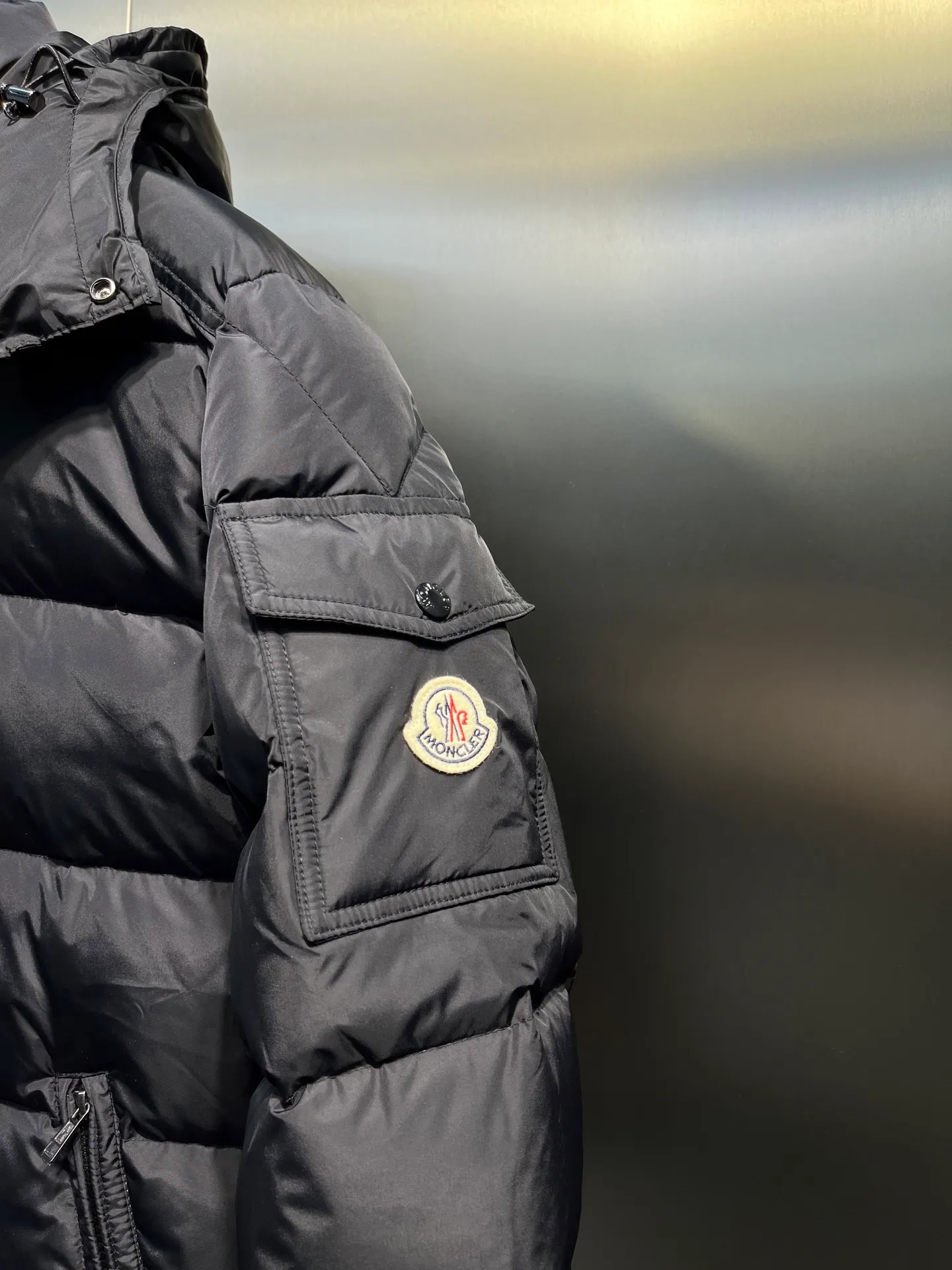 P900 Moncler 🌟Mouth cover New matte classic Maya for autumn and winter! Official website synchronized 🈶sale! Yuhuang's century-old evergreen series of products! The latest product from Mayan culture! 90 down filling, the fullness of the down can be seen with the naked eye. Disassembled, the fabric is soft and textured. It continues to be a hot seller, and the upper body is lighter and more comfortable. Color: black green yellow size: 12345