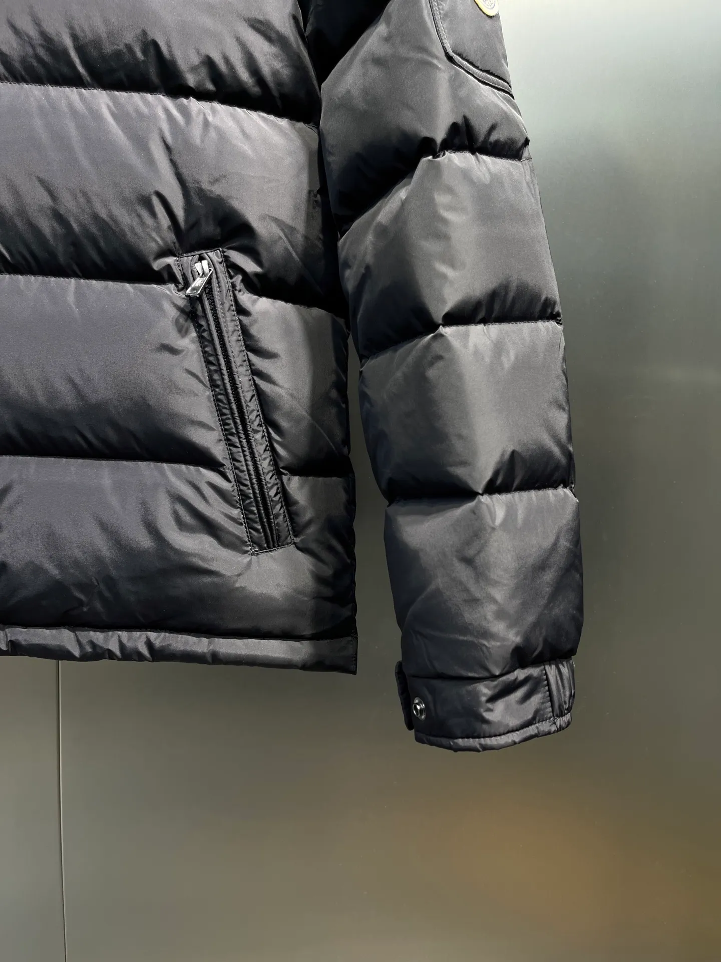 P900 Moncler 🌟Mouth cover New matte classic Maya for autumn and winter! Official website synchronized 🈶sale! Yuhuang's century-old evergreen series of products! The latest product from Mayan culture! 90 down filling, the fullness of the down can be seen with the naked eye. Disassembled, the fabric is soft and textured. It continues to be a hot seller, and the upper body is lighter and more comfortable. Color: black green yellow size: 12345