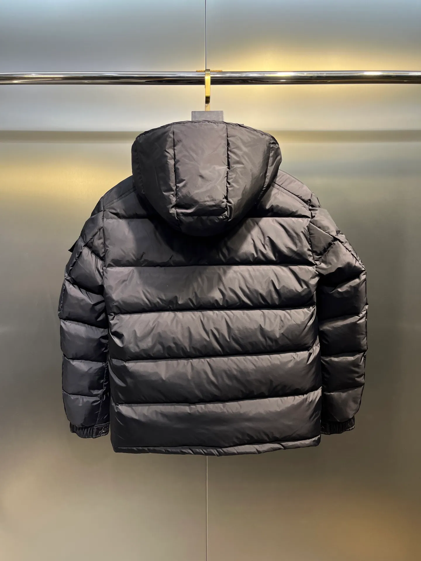 P900 Moncler 🌟Mouth cover New matte classic Maya for autumn and winter! Official website synchronized 🈶sale! Yuhuang's century-old evergreen series of products! The latest product from Mayan culture! 90 down filling, the fullness of the down can be seen with the naked eye. Disassembled, the fabric is soft and textured. It continues to be a hot seller, and the upper body is lighter and more comfortable. Color: black green yellow size: 12345