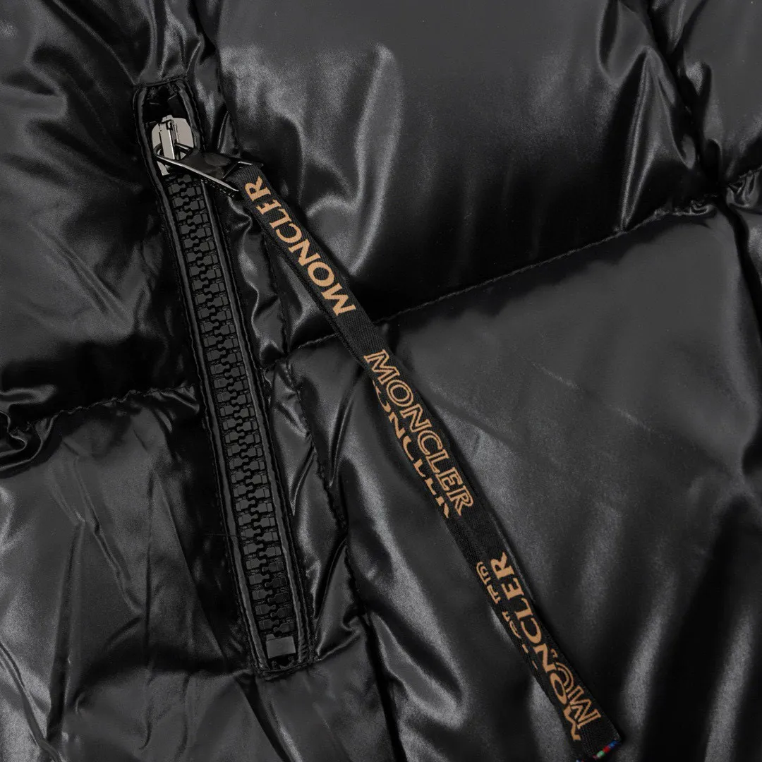 P860 Moncler/Moncler 22GW women's long bread top version, ceiling level Monc1er Moncler's classic popular model Parana official website latest color matching in 22 years, annual popular recommendation, original development, made of 90 white duck down one to one, the inner liner is made of 400 high-density diamond-proof velvet gallbladder, exclusive to the entire network!  This style can be said to be a must-have for women in the past two years. The silhouette design is super tonal, and it is a popular style of bread jacket. The hood is removable and the upper body is super comfortable. It is classic and easy to wear. It is a must-have! Style number: A82# Size: 0 1 2 3
