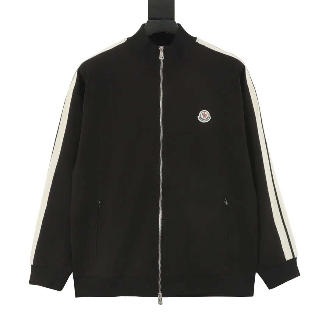 P500 Moncler/Mandow 25FW classic arm webbing zipper jacket is distinguished from the market currency, the same style for men and women, new aesthetically inspired and interesting design, high-quality channel nature. It makes the overall design more elegant and fashionable. It is the hottest series this summer and is sought after by countless celebrities and fashionistas. The neat details of the cutting process add color to the playful fashion! The neat and meticulous design, and the well-fitting structure is unique. The upper body not only has outstanding recognition, but also looks younger and younger. A style that has the ultimate wearing meaning and performance, with gorgeous color combinations, the craftsmanship of this style must be extremely extraordinary, and the upper body comfort is definitely strong enough, which is also a manifestation of the essence of luxury! It is soft and thin, has an extremely alluring touch, and is very breathable. It is especially suitable for spring and summer wear. It is a comfortable wearing experience. The details and the craftsmanship of the webbing are perfect, giving it a more high-end feel!  Color: Black Size: S-XL