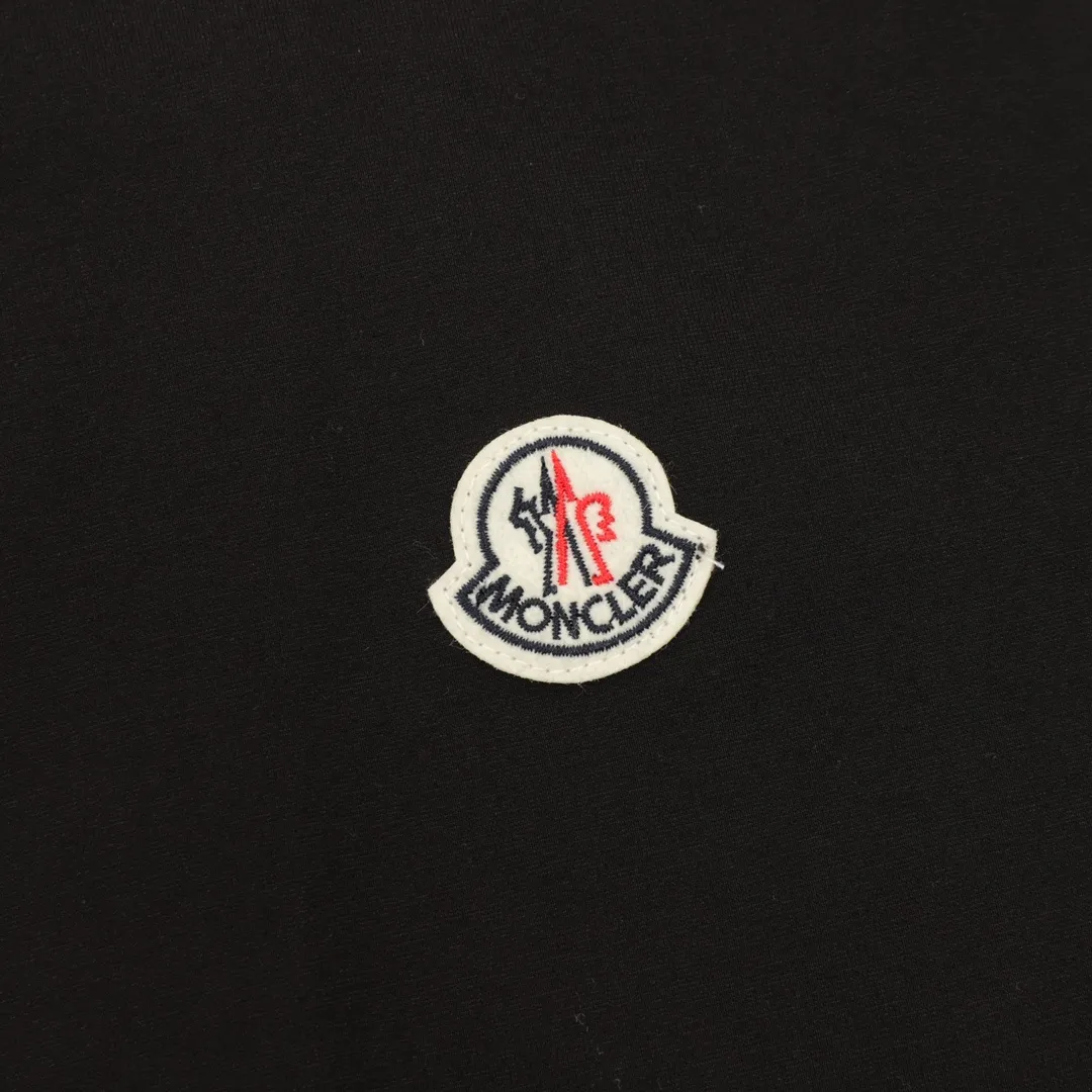 P500 Moncler/Mandow 25FW classic arm webbing zipper jacket is distinguished from the market currency, the same style for men and women, new aesthetically inspired and interesting design, high-quality channel nature. It makes the overall design more elegant and fashionable. It is the hottest series this summer and is sought after by countless celebrities and fashionistas. The neat details of the cutting process add color to the playful fashion! The neat and meticulous design, and the well-fitting structure is unique. The upper body not only has outstanding recognition, but also looks younger and younger. A style that has the ultimate wearing meaning and performance, with gorgeous color combinations, the craftsmanship of this style must be extremely extraordinary, and the upper body comfort is definitely strong enough, which is also a manifestation of the essence of luxury! It is soft and thin, has an extremely alluring touch, and is very breathable. It is especially suitable for spring and summer wear. It is a comfortable wearing experience. The details and the craftsmanship of the webbing are perfect, giving it a more high-end feel!  Color: Black Size: S-XL