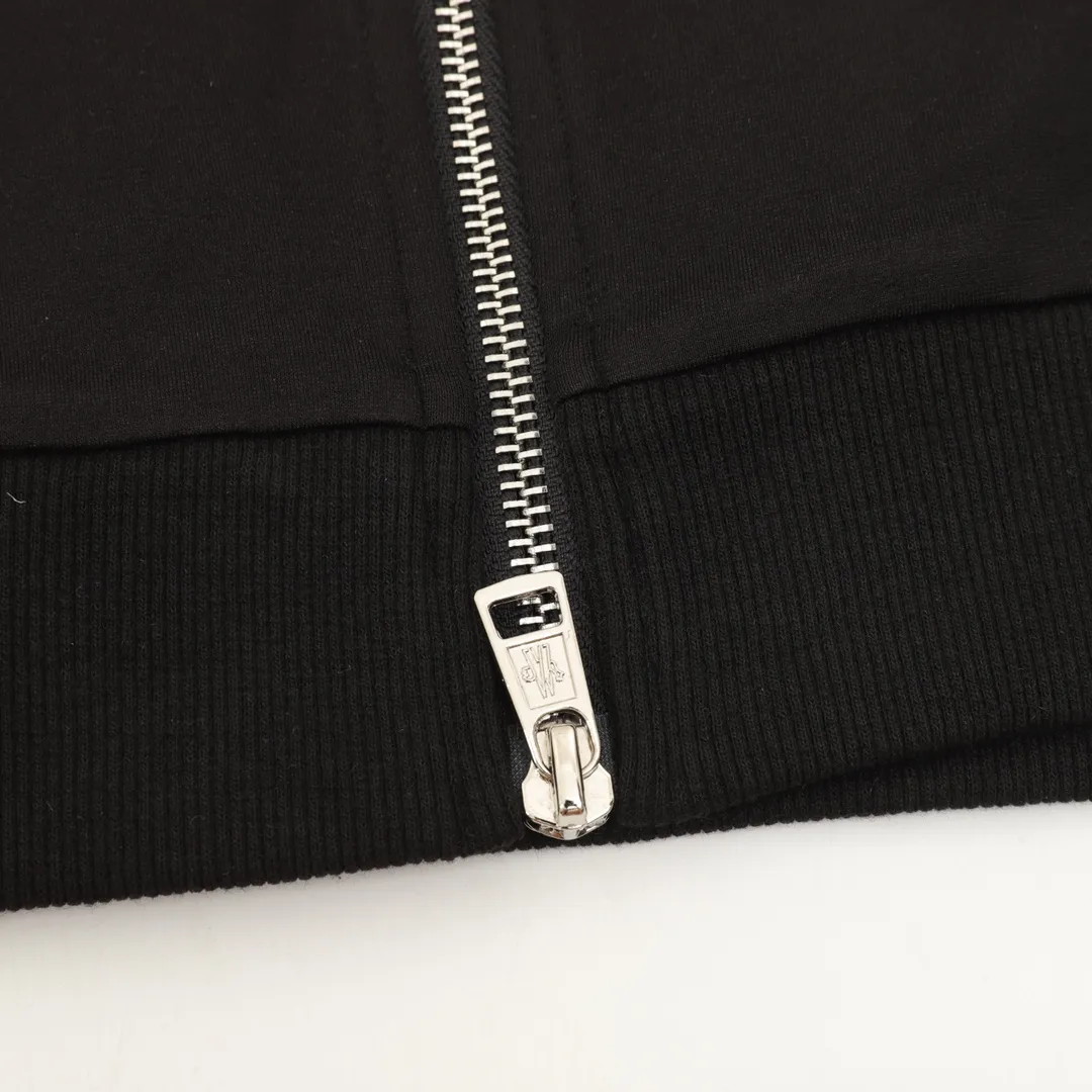 P500 Moncler/Mandow 25FW classic arm webbing zipper jacket is distinguished from the market currency, the same style for men and women, new aesthetically inspired and interesting design, high-quality channel nature. It makes the overall design more elegant and fashionable. It is the hottest series this summer and is sought after by countless celebrities and fashionistas. The neat details of the cutting process add color to the playful fashion! The neat and meticulous design, and the well-fitting structure is unique. The upper body not only has outstanding recognition, but also looks younger and younger. A style that has the ultimate wearing meaning and performance, with gorgeous color combinations, the craftsmanship of this style must be extremely extraordinary, and the upper body comfort is definitely strong enough, which is also a manifestation of the essence of luxury! It is soft and thin, has an extremely alluring touch, and is very breathable. It is especially suitable for spring and summer wear. It is a comfortable wearing experience. The details and the craftsmanship of the webbing are perfect, giving it a more high-end feel!  Color: Black Size: S-XL