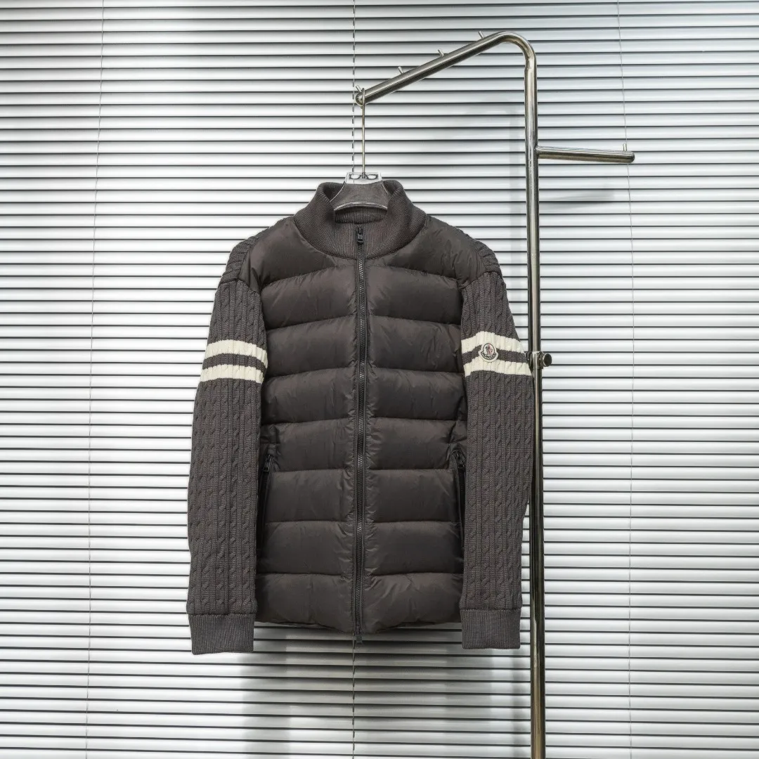P640 top version (different currency) Style: Moncler Moncler Padded Corduroy series stand-up collar zipper striped wool knitted splicing down jacket (all made of national standard 90 goose down, sizes are all authentic digital sizes) Color: picture color Size: 1-2-3-4-5 Fabric: 90 goose down Accessories: full set of customized accessories No gender distinction, same style for men and women