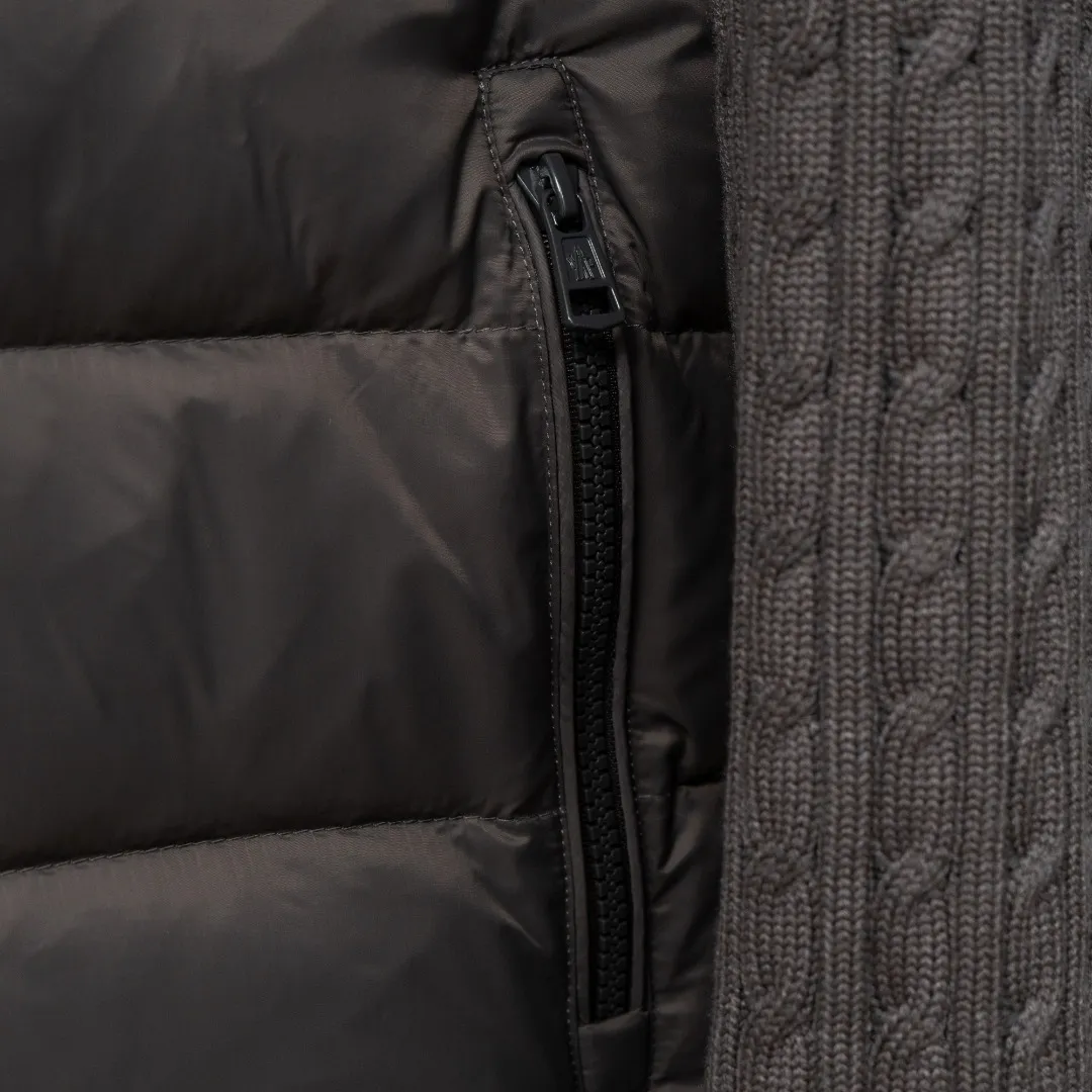 P640 top version (different currency) Style: Moncler Moncler Padded Corduroy series stand-up collar zipper striped wool knitted splicing down jacket (all made of national standard 90 goose down, sizes are all authentic digital sizes) Color: picture color Size: 1-2-3-4-5 Fabric: 90 goose down Accessories: full set of customized accessories No gender distinction, same style for men and women