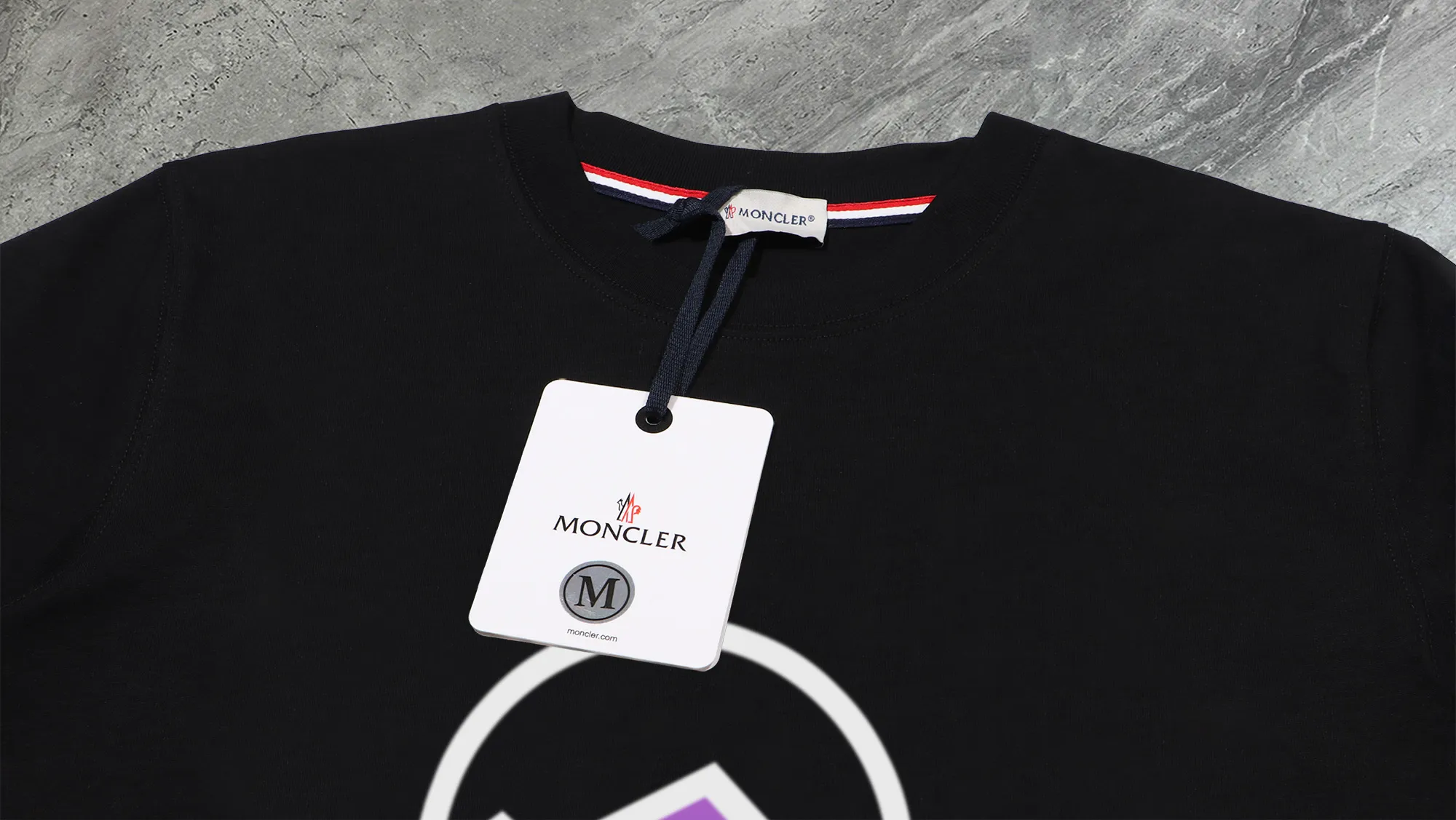 P210 High-version sweatshirt) [Long-term stock] 〖𝐌𝐎𝐍𝐂𝐋𝐄𝐑~Mask〗 Made of 440g heavy-weight fabric. It is different from the market currency. It can be matched with any variety and is properly handsome. 😎The whole dress is made of double waistcoats. The double waistcoats make the whole dress more three-dimensional. Not ordinary factories can do such fine work. 2025 Spring runway version of the T stage, on sale at the counter, round neck terry sweatshirt, high-end double-strand pure cotton, custom-made stretch ribs, dyed in the same vat, complete with three standards, matched with exquisite embroidered LOGO on the chest, simple and advanced, same style for men and women. Color: black, apricot, white, size: S M L XL 2XL