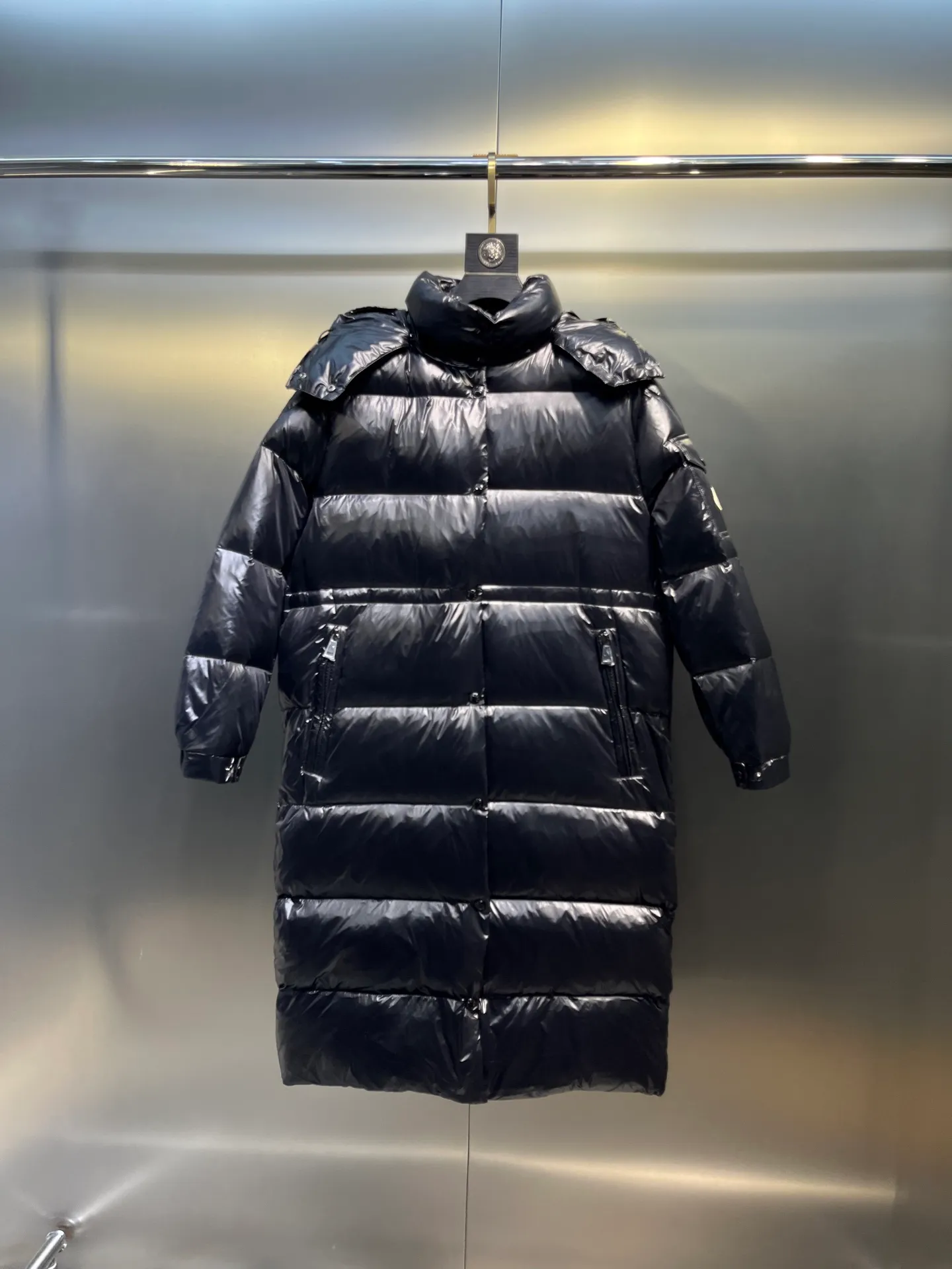 moncler Cavettaz features classic shapes and checkered quilting for a simple yet sharp aesthetic. This long piece is made from lon laqué fabric, giving it the instantly recognizable signature of the brand.  size: 1234