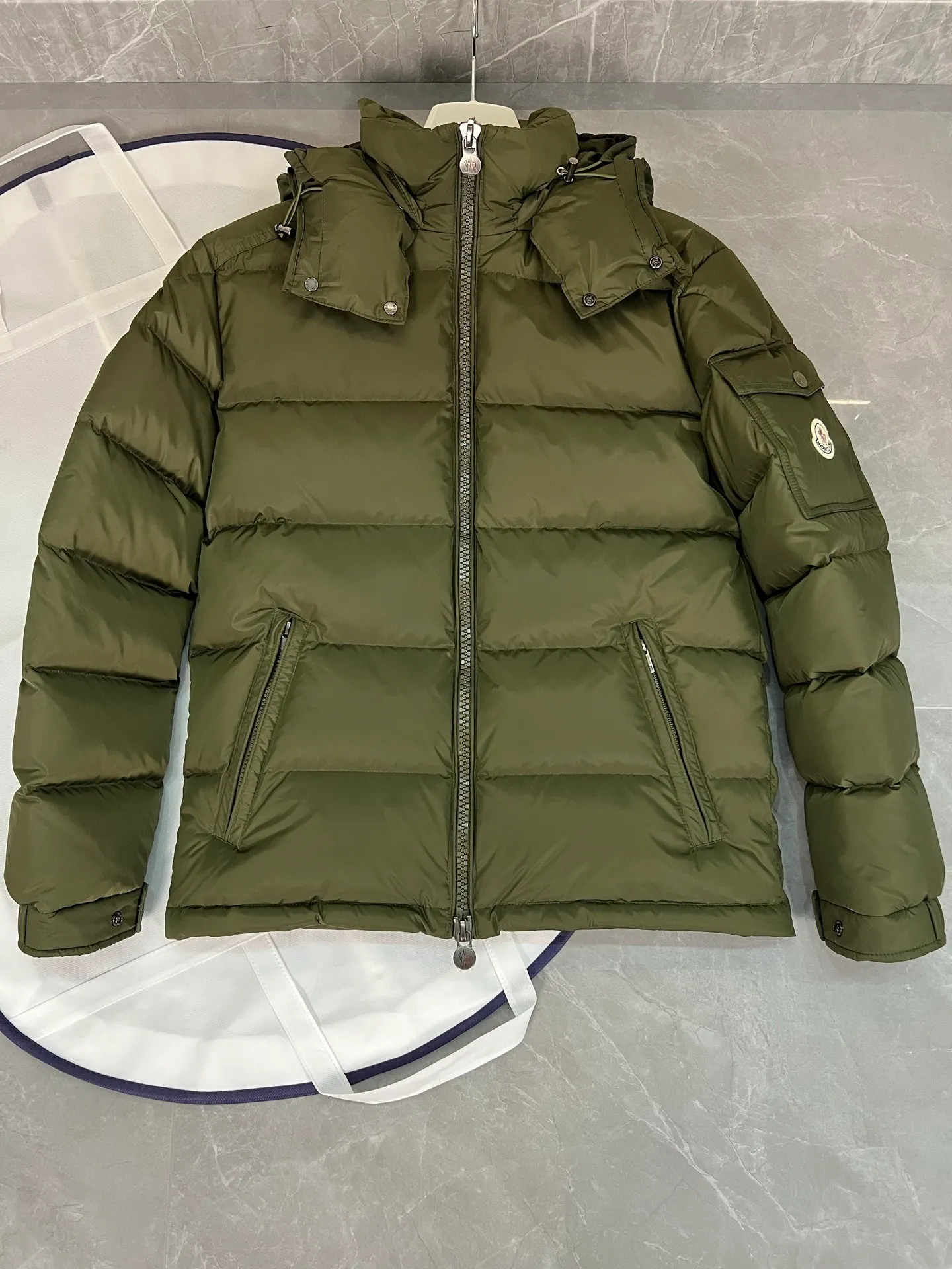 P800 (Maya hooded) Moncler's classic item, the style is highly recognizable. Made of lacquered nylon and available in a variety of colors, it's a stylish piece for casual commuting. The epitome of Moncler style. A classic cropped design that transcends seasons and styles, it features a statement silhouette, removable hood and adjustable hem. The cuffs are embellished with classic patch pockets, showing off the brand’s signature!