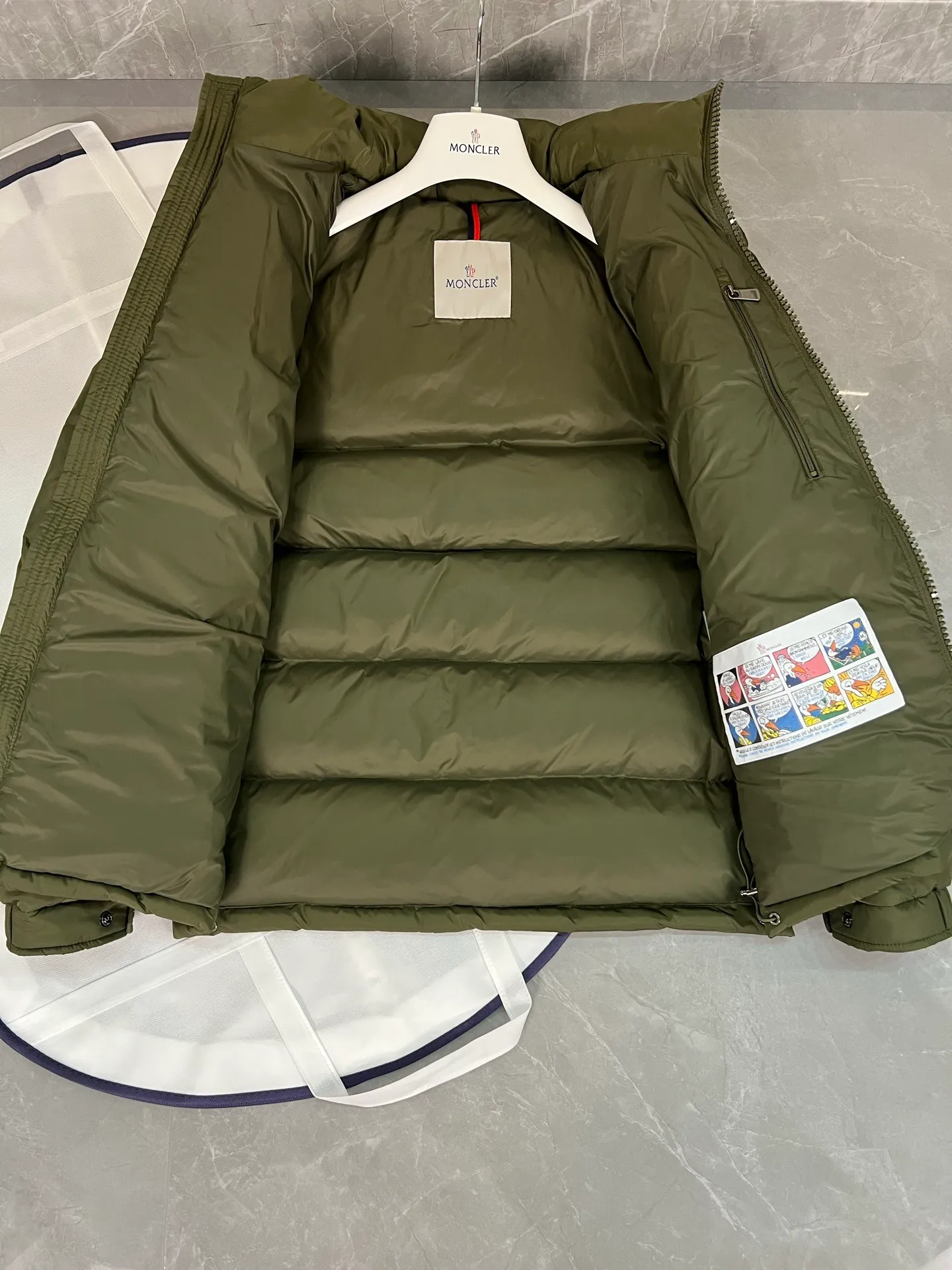P800 (Maya hooded) Moncler's classic item, the style is highly recognizable. Made of lacquered nylon and available in a variety of colors, it's a stylish piece for casual commuting. The epitome of Moncler style. A classic cropped design that transcends seasons and styles, it features a statement silhouette, removable hood and adjustable hem. The cuffs are embellished with classic patch pockets, showing off the brand’s signature!