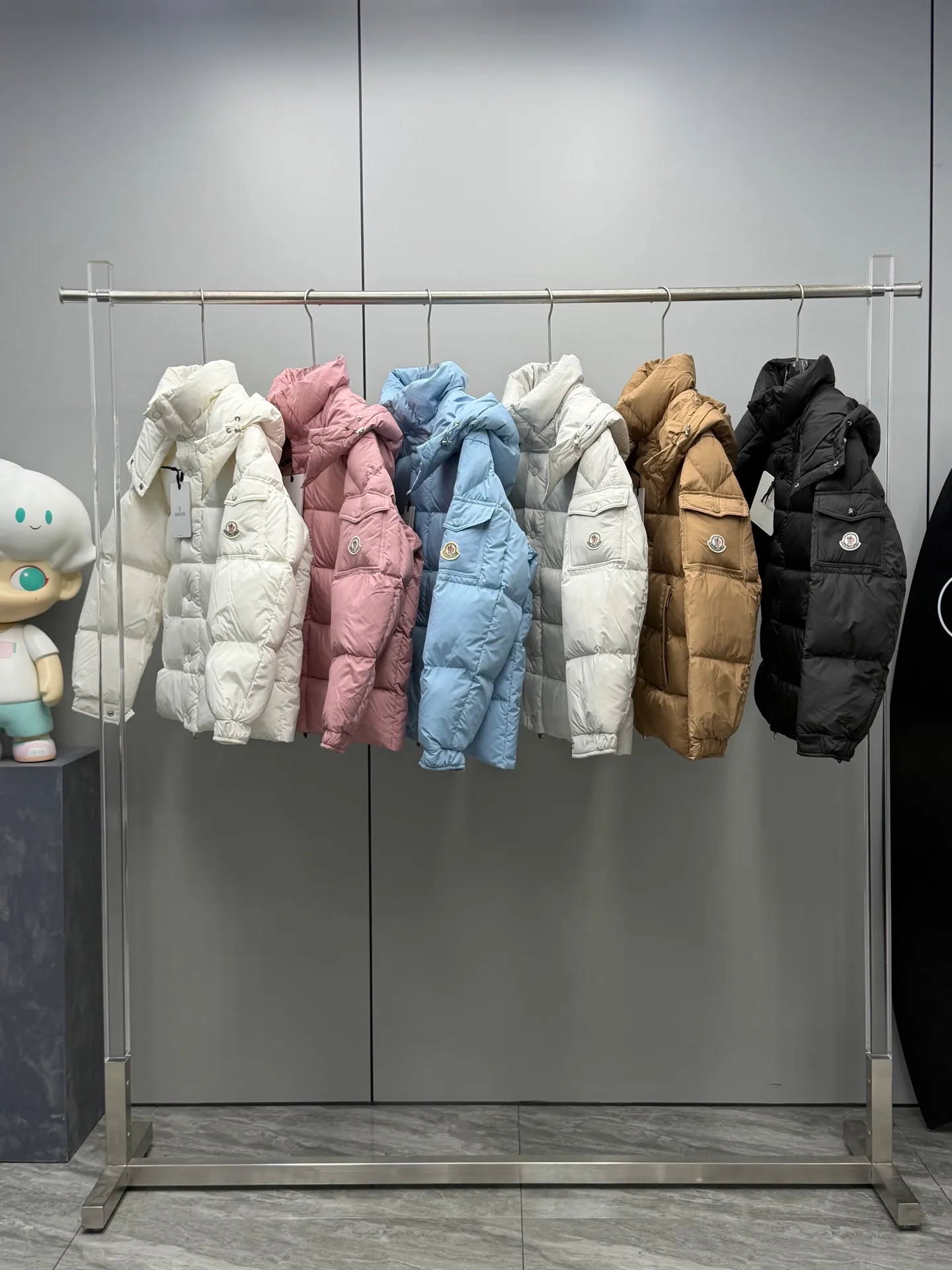 P1000 Moncler Mouth FW25 Vezere Series Matte 𝑴𝒂𝒚𝒂 70th Anniversary Short Removable Hat Down Jacket Made of longue Saion fabric, the garment is full of functional details to ensure warmth and care. Features removable hood, zip pockets, adjustable cuffs, and snap-zip flap fly. Logo embellished sleeves. It adds a unique touch to the overall shape while significantly improving its protective performance. Customized matte Longue Saison three-proof fabric made of high-elastic nylon is a black technology in the fashion industry! Matte texture, low-key luxury; micro-elastic fit, comfortable and not tight; high-end and stylish, a must-have for fashion. Even in the event of a small accidental splash, your clothing will be able to handle it with ease, keeping you dry and elegant. This is not just a fabric, but also an attitude towards life and a pursuit of quality. Three-proof fabrics not only add beauty, but also make life more relaxed. The lining is designed to prevent velvet, so you don’t have to worry about lint running away! Color: Milk white, rose pink, sky blue, cement gray, old money brown, black Size: 0-1-2