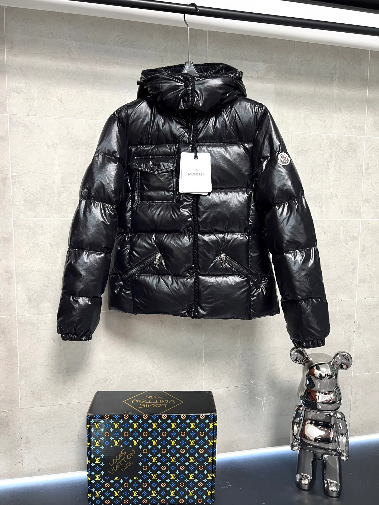 P900 Moncler Mouth GLAREINS Small Waist Hooded Floral Trimmed Small Waist Small Pocket Down Jacket The upgraded version of the small waist UP!! It is still a super slim waist style, with no-wash imitation wax leather fabric, and the brim collar and placket are matched with the same color twist braid design, which is full of elegance and suitable for various exquisite styles. A full set of hardware accessories, customized color matching snap buttons and sliders, 90 velvet filling. White Moonlight among the hottest items! Color: Black White Blue Red Size: 0123