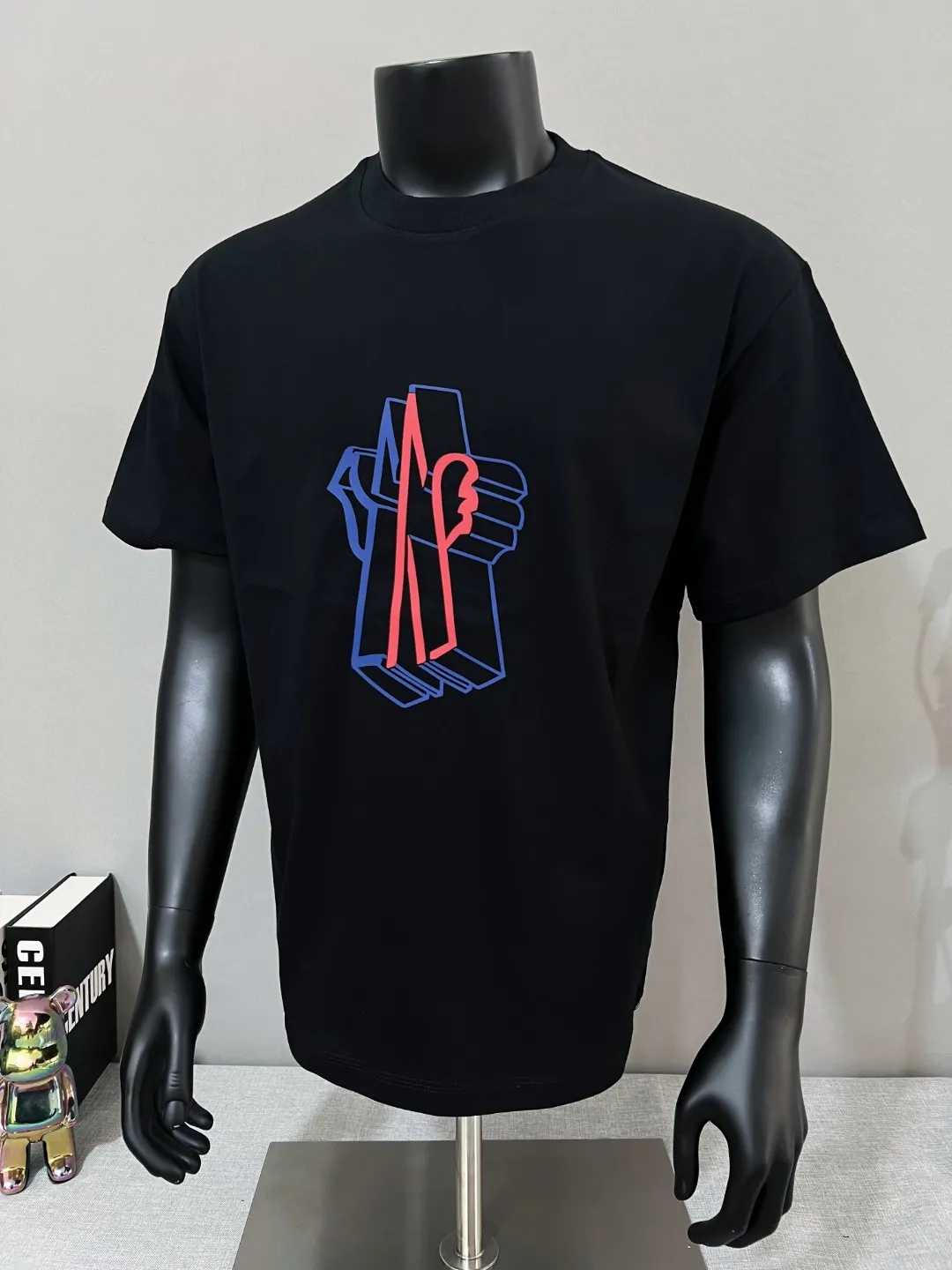 P140 Meng Mou MONCLER designer 2026ss soft rubber printed round neck short-sleeved T-shirt, with three-dimensional pattern and large logo. It is made of 240g double yarn 100% cotton fabric, imported woven thread, and the neckline is boned and not easy to change. Shape, factory high-temperature washing process, fabric is soft and breathable, does not shrink, NCF wash mark identification, details are in place and the upper body looks good, European size version, loose and suitable, color: black, white, size XS-L (can wear up to 200 pounds)