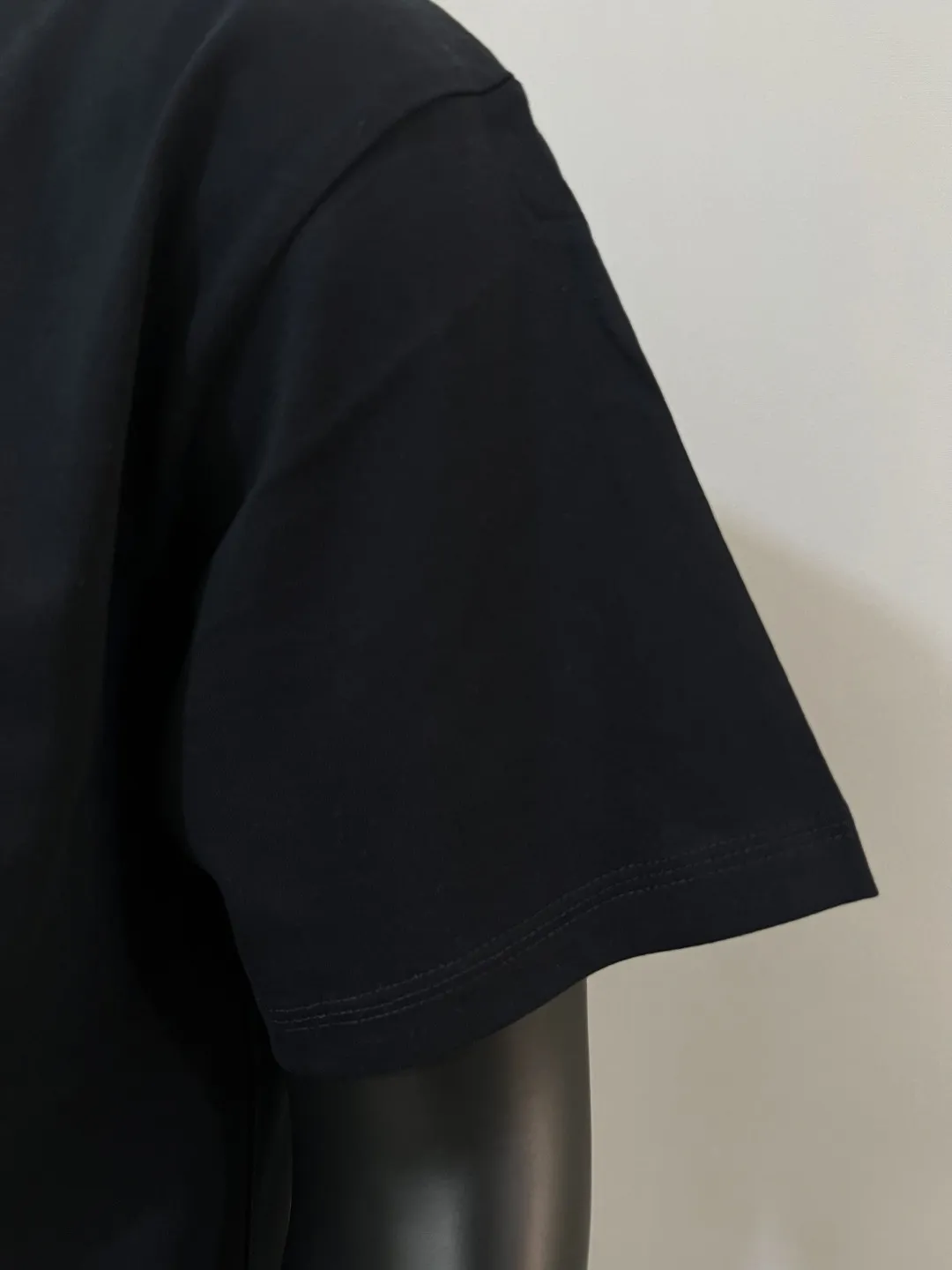 P140 Meng Mou MONCLER designer 2026ss soft rubber printed round neck short-sleeved T-shirt, with three-dimensional pattern and large logo. It is made of 240g double yarn 100% cotton fabric, imported woven thread, and the neckline is boned and not easy to change. Shape, factory high-temperature washing process, fabric is soft and breathable, does not shrink, NCF wash mark identification, details are in place and the upper body looks good, European size version, loose and suitable, color: black, white, size XS-L (can wear up to 200 pounds)