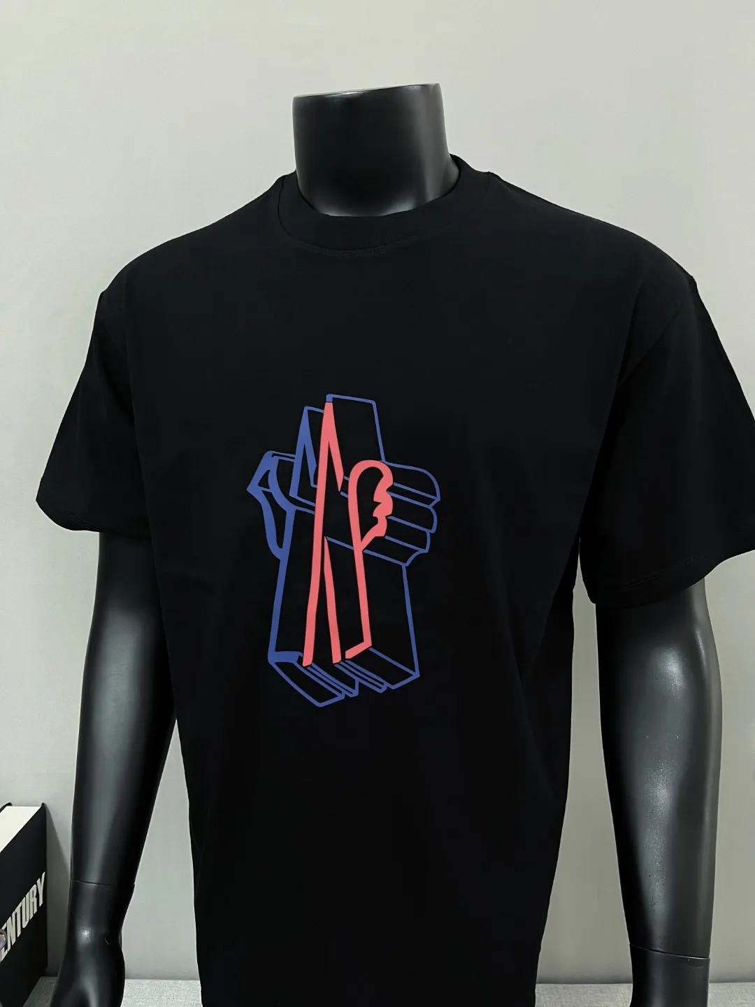 P140 Meng Mou MONCLER designer 2026ss soft rubber printed round neck short-sleeved T-shirt, with three-dimensional pattern and large logo. It is made of 240g double yarn 100% cotton fabric, imported woven thread, and the neckline is boned and not easy to change. Shape, factory high-temperature washing process, fabric is soft and breathable, does not shrink, NCF wash mark identification, details are in place and the upper body looks good, European size version, loose and suitable, color: black, white, size XS-L (can wear up to 200 pounds)