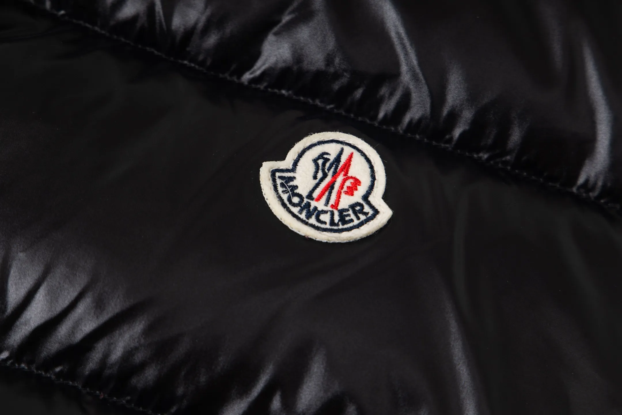 P540 Moncler/Mask Down Vest Original customized hardware accessories are all imported and original customized. Welcome to compare. Absolutely high quality. Use top-grade 95 white duck down. Super soft and fluffy. Super heavy-duty. Fabric workmanship and perfect pattern. Pay attention to the fabric is super comfortable. Exclusive model. Non-market goods. Same style for men and women. Color: black/white. Size: 1/2/3/4/5/6.