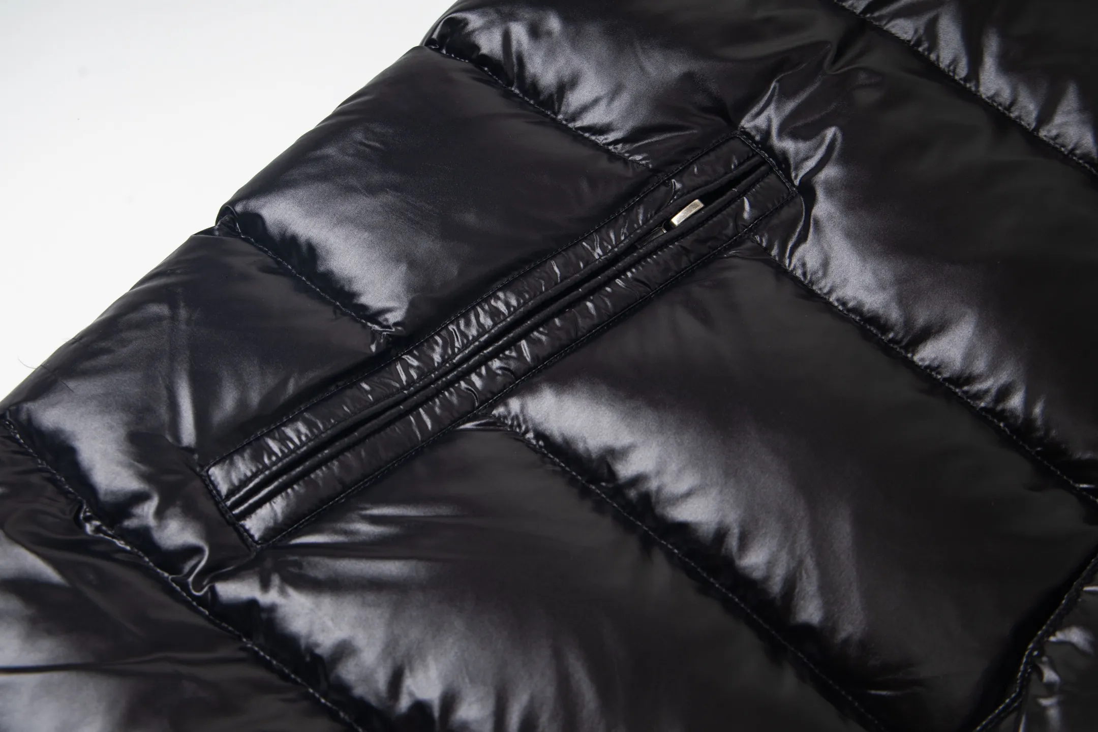 P540 Moncler/Mask Down Vest Original customized hardware accessories are all imported and original customized. Welcome to compare. Absolutely high quality. Use top-grade 95 white duck down. Super soft and fluffy. Super heavy-duty. Fabric workmanship and perfect pattern. Pay attention to the fabric is super comfortable. Exclusive model. Non-market goods. Same style for men and women. Color: black/white. Size: 1/2/3/4/5/6.