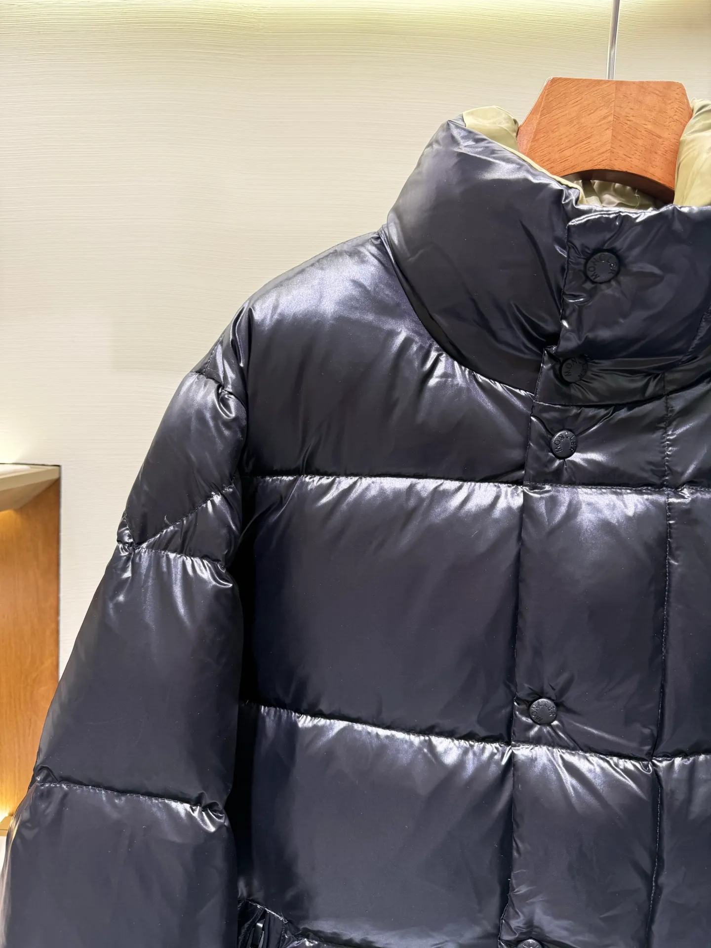 P1060 Moncler GENIUS x 1952 Dervo series co-branded down jacket The Genius down jacket is a men's series item that combines cutting-edge fabrics and streamlined silhouettes. Short design made from fine, soft and lightweight fabric that's functional. The zipper is embellished with discreet logo details, and the interior has a strap design.  Fabric: Made of fine soft fabric, fine soft lining, filled with down (90 white goose down) Craftsmanship: stand-up collar, zipper closure, embellished logo trim, side pockets with snap buttons, zippered interior pockets, elastic cuffs and hem (supports NFC chip sensing) Size: 1 2 3 4 5 5442040