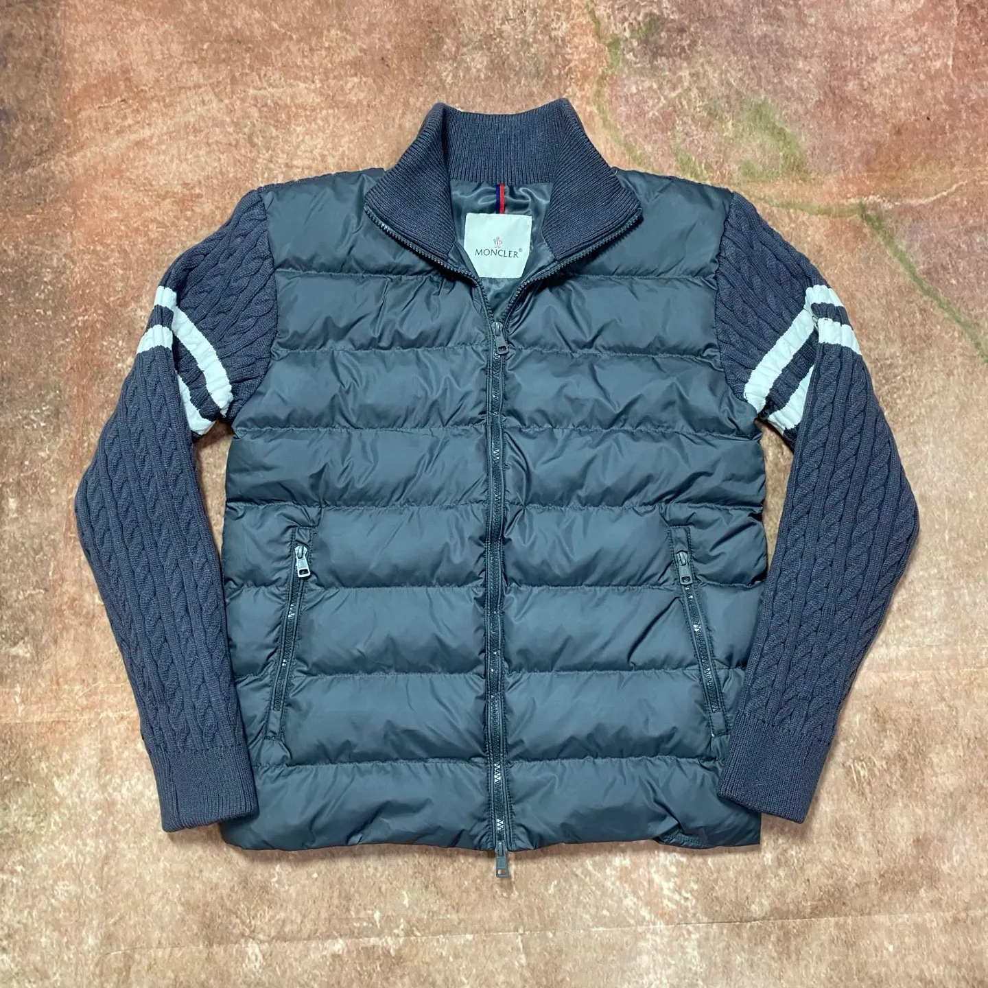 P680 top ceiling, different from junk goods in the market] Moncler's new winter stand-up collar wool knitted splicing down, the whole set is lined with windproof and warm, the official website is synchronized, the same style for men and women, using 90 white duck down, the whole upper body is light, comfortable, simple, luxurious, exquisite and versatile, a high-end luxury item, a style with outstanding temperament, made in classic college style The knitted part is spliced with 37 wool, and the soft and elegant knitted sleeve splicing design adds to the unique luxury retro style. The classic LOGO craftsmanship on the sleeves perfectly highlights the brand performance and recognition of this style. Stand-up collar design Fitted straight version, zipper closure, M knitted splicing down front with 90 down filling, the splicing is made of wool, the sleeves are decorated with patch badges, and the stand-up collar zipper closure Double side pocket design is practical and convenient❗️ The overall shape configuration is also biased toward slimming to create an upper body that can better modify the lines and beauty of the body shape. The hands and feet naturally have a sense of high-end accent. The sleeves are made of knitted material, which has both comfort and style, elegance and nobility. The stitching uses the first line and then separated velvet filling technology. The craftsmanship is very sophisticated and there is no velvet running! The four-layer inner liner further reduces the possibility of velvet lining on the inside! It truly locks the down and the temperature! High-quality down! European standard 90 down standard! There is no choice in fill power, down filling, and feel! You can hardly feel the lint, let alone worry about velvet problem. Produced by a large factory, with original hardware and accessories, and fine workmanship! The same patchwork knitted quilted down stand collar for men and women is available simultaneously on the official website!  Size S-2XL Color: Iceland Gray