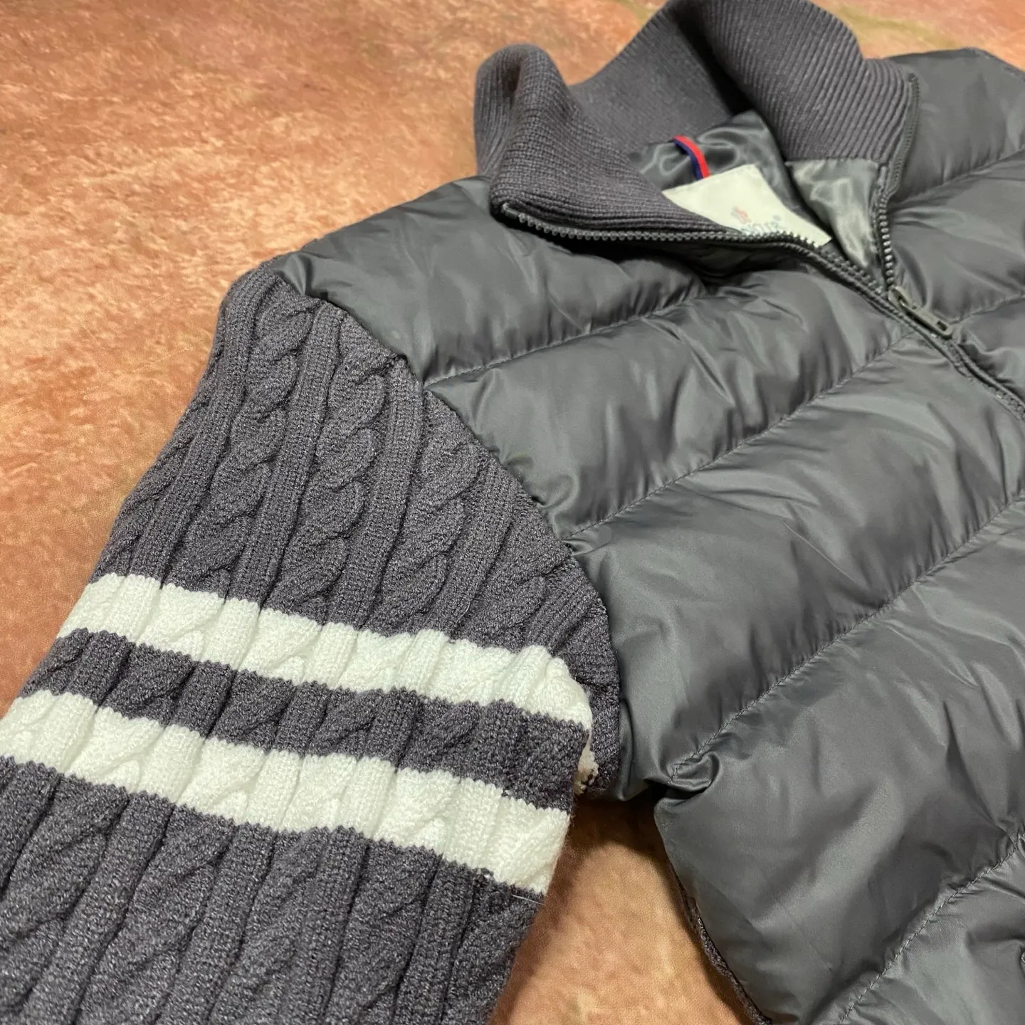 P680 top ceiling, different from junk goods in the market] Moncler's new winter stand-up collar wool knitted splicing down, the whole set is lined with windproof and warm, the official website is synchronized, the same style for men and women, using 90 white duck down, the whole upper body is light, comfortable, simple, luxurious, exquisite and versatile, a high-end luxury item, a style with outstanding temperament, made in classic college style The knitted part is spliced with 37 wool, and the soft and elegant knitted sleeve splicing design adds to the unique luxury retro style. The classic LOGO craftsmanship on the sleeves perfectly highlights the brand performance and recognition of this style. Stand-up collar design Fitted straight version, zipper closure, M knitted splicing down front with 90 down filling, the splicing is made of wool, the sleeves are decorated with patch badges, and the stand-up collar zipper closure Double side pocket design is practical and convenient❗️ The overall shape configuration is also biased toward slimming to create an upper body that can better modify the lines and beauty of the body shape. The hands and feet naturally have a sense of high-end accent. The sleeves are made of knitted material, which has both comfort and style, elegance and nobility. The stitching uses the first line and then separated velvet filling technology. The craftsmanship is very sophisticated and there is no velvet running! The four-layer inner liner further reduces the possibility of velvet lining on the inside! It truly locks the down and the temperature! High-quality down! European standard 90 down standard! There is no choice in fill power, down filling, and feel! You can hardly feel the lint, let alone worry about velvet problem. Produced by a large factory, with original hardware and accessories, and fine workmanship! The same patchwork knitted quilted down stand collar for men and women is available simultaneously on the official website!  Size S-2XL Color: Iceland Gray