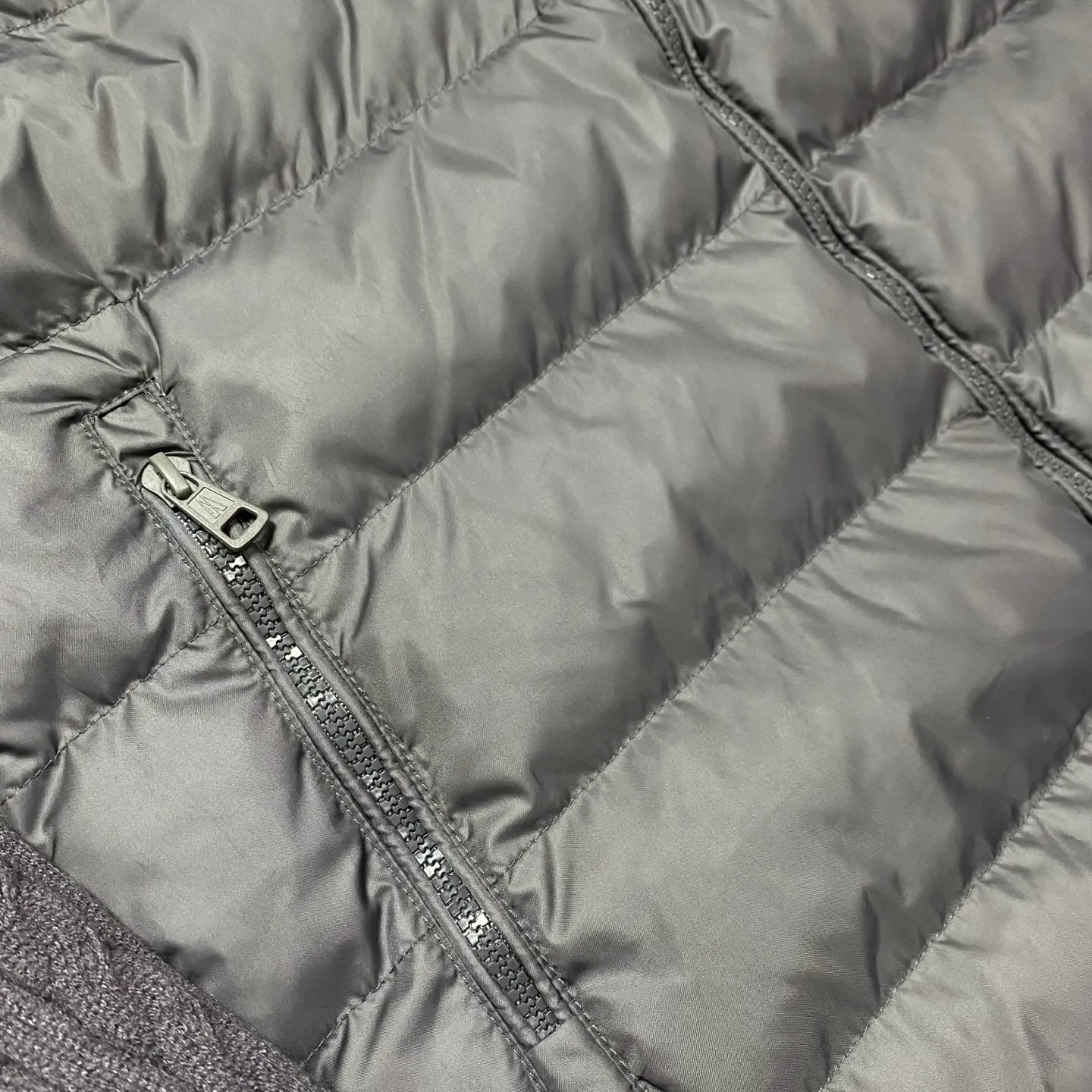 P680 top ceiling, different from junk goods in the market] Moncler's new winter stand-up collar wool knitted splicing down, the whole set is lined with windproof and warm, the official website is synchronized, the same style for men and women, using 90 white duck down, the whole upper body is light, comfortable, simple, luxurious, exquisite and versatile, a high-end luxury item, a style with outstanding temperament, made in classic college style The knitted part is spliced with 37 wool, and the soft and elegant knitted sleeve splicing design adds to the unique luxury retro style. The classic LOGO craftsmanship on the sleeves perfectly highlights the brand performance and recognition of this style. Stand-up collar design Fitted straight version, zipper closure, M knitted splicing down front with 90 down filling, the splicing is made of wool, the sleeves are decorated with patch badges, and the stand-up collar zipper closure Double side pocket design is practical and convenient❗️ The overall shape configuration is also biased toward slimming to create an upper body that can better modify the lines and beauty of the body shape. The hands and feet naturally have a sense of high-end accent. The sleeves are made of knitted material, which has both comfort and style, elegance and nobility. The stitching uses the first line and then separated velvet filling technology. The craftsmanship is very sophisticated and there is no velvet running! The four-layer inner liner further reduces the possibility of velvet lining on the inside! It truly locks the down and the temperature! High-quality down! European standard 90 down standard! There is no choice in fill power, down filling, and feel! You can hardly feel the lint, let alone worry about velvet problem. Produced by a large factory, with original hardware and accessories, and fine workmanship! The same patchwork knitted quilted down stand collar for men and women is available simultaneously on the official website!  Size S-2XL Color: Iceland Gray