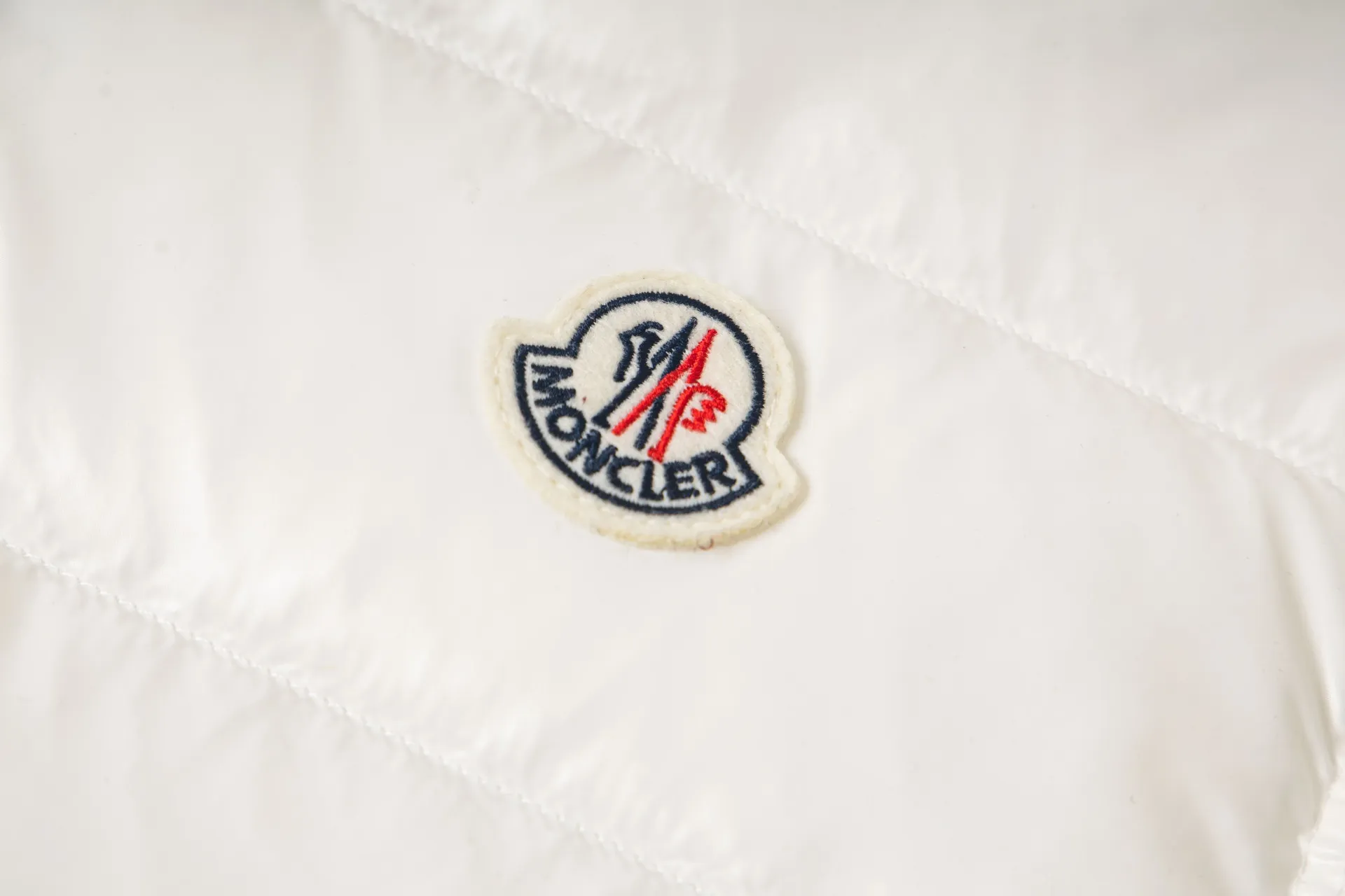 P590 model number: G114 Moncler's new stand-up collar vest down jacket top 1️⃣The fabric is made of advanced custom-made bright nylon and is completely the same as the original version. The fabric details and hardware are truly the same as the original version, and the details are impeccable! 2️⃣Super smooth two-way zipper, the zipper and color remain the same color. Detachable oversized windproof down hood, connected with five snap buttons of the same color. One circle is designed with an adjustable elastic drawstring, and there are oblique closed pockets on both sides. There are also pockets on the chest and sleeves inside! 3️⃣It is very youthful and energetic, and can be easily worn by both men and women. It is very in line with the fashion aesthetic concepts of today's young people! 4️⃣Full set of customized accessories, complete with three standards, same style for men and women, a must-have for couples. Color: black, white, size: 1.2.3.4.5.6