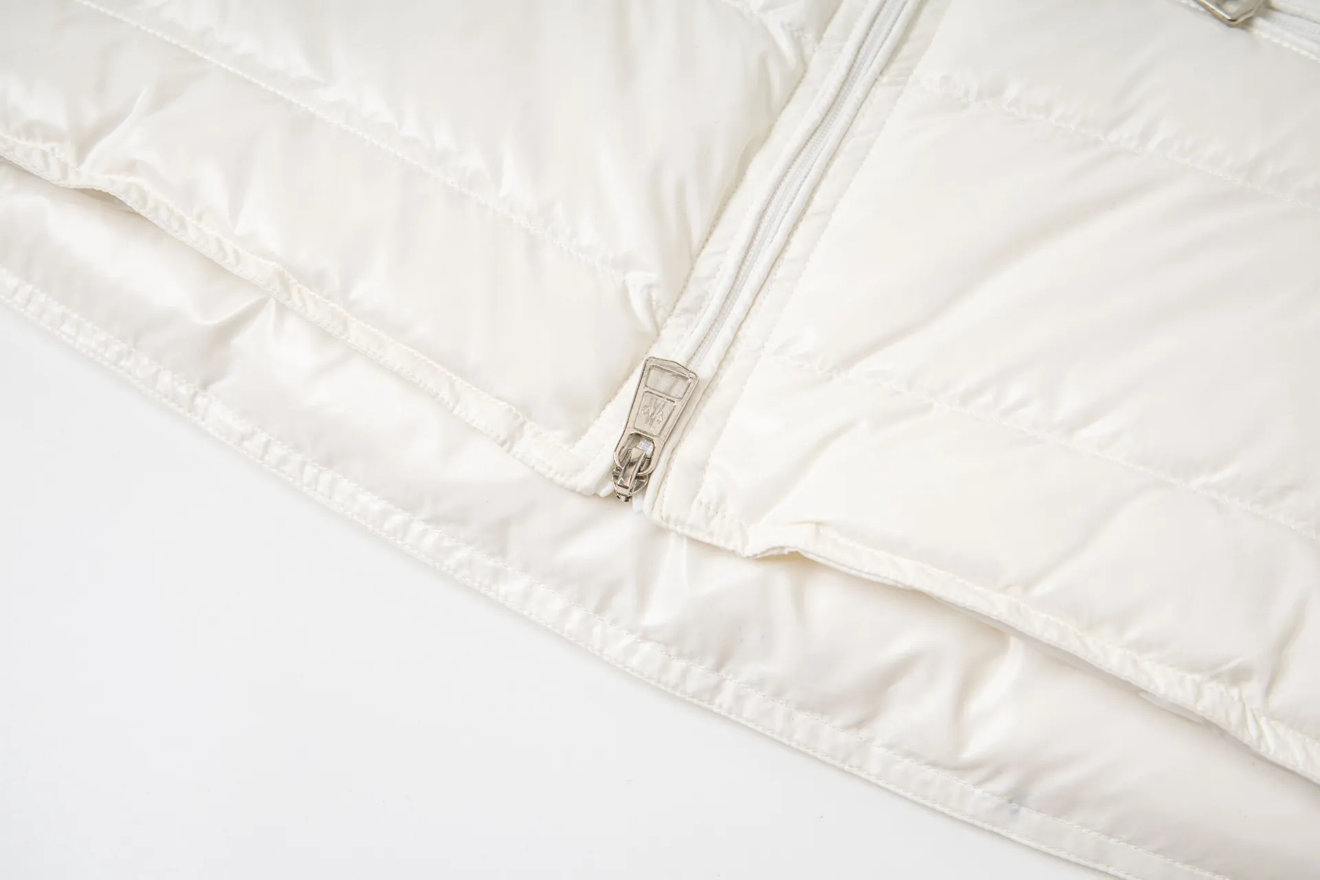 P590 model number: G114 Moncler's new stand-up collar vest down jacket top 1️⃣The fabric is made of advanced custom-made bright nylon and is completely the same as the original version. The fabric details and hardware are truly the same as the original version, and the details are impeccable! 2️⃣Super smooth two-way zipper, the zipper and color remain the same color. Detachable oversized windproof down hood, connected with five snap buttons of the same color. One circle is designed with an adjustable elastic drawstring, and there are oblique closed pockets on both sides. There are also pockets on the chest and sleeves inside! 3️⃣It is very youthful and energetic, and can be easily worn by both men and women. It is very in line with the fashion aesthetic concepts of today's young people! 4️⃣Full set of customized accessories, complete with three standards, same style for men and women, a must-have for couples. Color: black, white, size: 1.2.3.4.5.6
