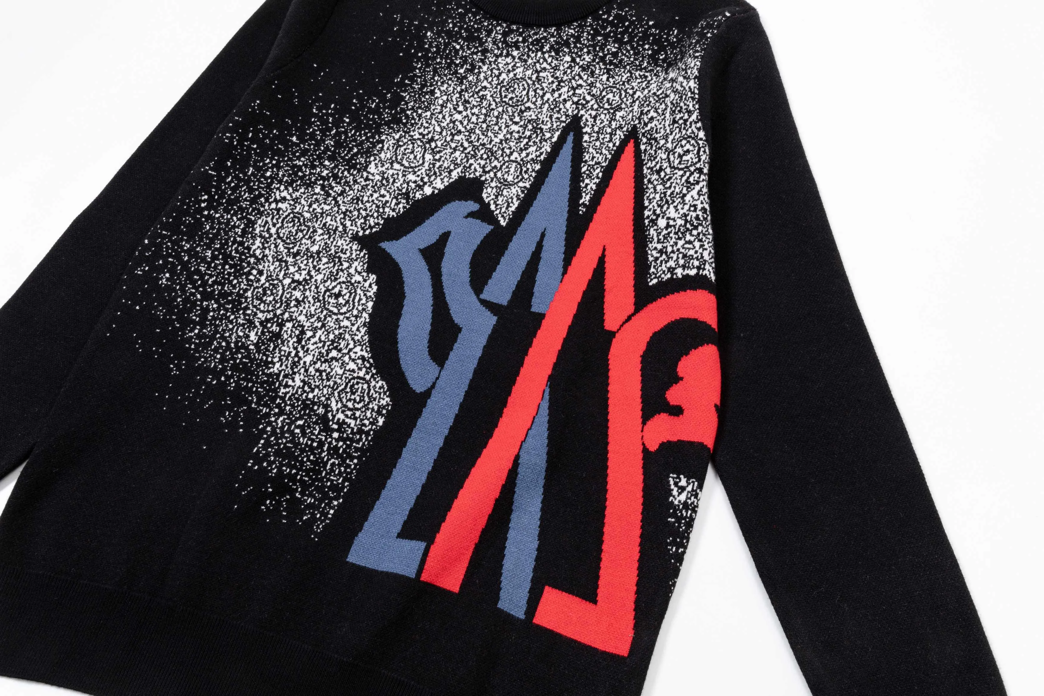 P320 MONCLER 25ss new round neck sweater. Original fabric. Made of custom-made natural medium-thick imported wool gauze. It feels very comfortable and smooth. The version is quite wide and stylish. Produced by a first-line brand factory. Woven by imported machines. It is very soft and skin-friendly. It will not deform after long-term wear. The latest autumn and winter style. Fashionable and personalized. Super versatile and good-looking. Very suitable for both men and women. A must-have for everyone. Color: royal blue black Size: M-3XL