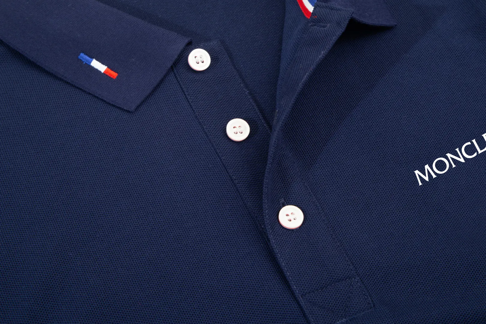 P210 MONCLER/Muzzled New style logo embroidered lapel long-sleeved polo shirt.  A simple yet refined T-shirt. The best item to create a modern and elegant look. Excellent channel product! Customer-supplied Piquet porous fiber pique cotton fabric, which can be called a "breathing fabric."  The unparalleled texture is inseparable from the exquisite materials used in craft tailoring. The craft knitted quilted design makes the hand feel extremely smooth and delicate without any roughness. The original logo design is more luxurious and noble. The upper body is comfortable and classy. The hand feels very smooth and soft. It can be easily controlled regardless of business, fashion or leisure. The age span is very large, which conforms to the trendy and practical dressing customs. It is the first choice for senior urban fashion people.  Black/white/Tibetan orchid Size: M~3XL