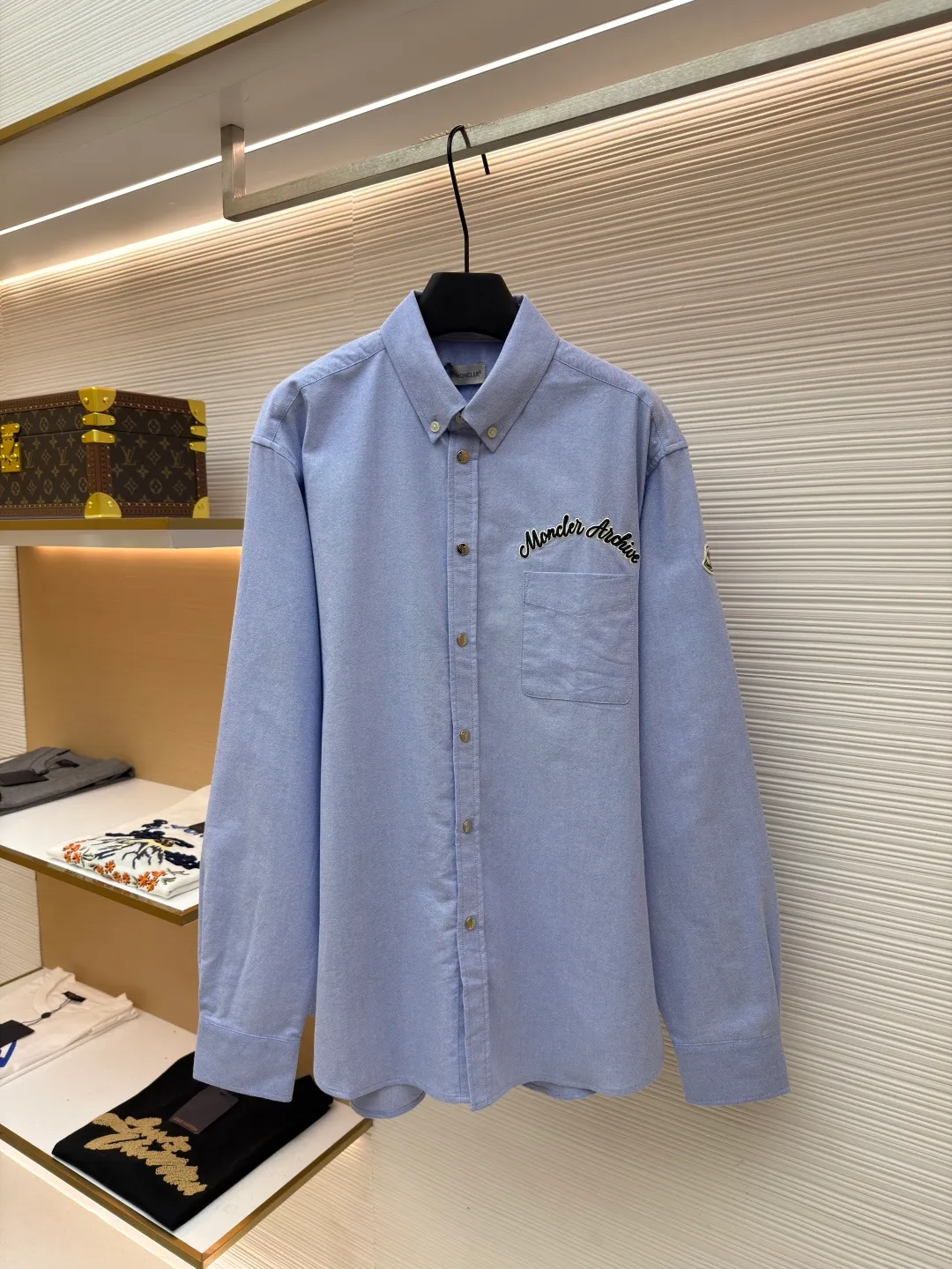 P420 Moncler logo embroidered Oxford cotton shirt ●Original version: 6550 purchase and development ●Item number: 1681490-A80 ●Fabric: moire cotton Oxford fabric ●Technology: embroidery production ●Color: blue ●Version: fitted version ●Weight: about 380 grams ●Size: S-M-L-XL ●Description: Custom-dyed moiré cotton Oxford fabric, as soft as clouds, light and delicate Using matte gray and light blue as the pen, I write the elegant color philosophy of the mountains on the pure cotton fabric. It is taken from nature and is designed with a tone higher than nature. The line of Moncler Archive embroidery on the chest is embellished. The seemingly random handwritten embroidery is actually Moncler's attitude towards the brand. Find a balance between relaxation and stiffness. Every step is like interpreting the dance of the human body and clothing. Imported machine embroidery technology is used to realize Moncler embroidery operations with high precision. The lines are smooth and delicate, and the fabrics have been sand-washed for better hand feel and texture. They are not easy to deform, shrink or fade, and maintain long-term beauty. The overall wiring is straight and delicate, the fabric is comfortable and soft, and the color is consistent without color difference. It can be matched with the same style to create a fashionable look and control various occasions. Customized accessories, complete with three standards, same style for men and women!