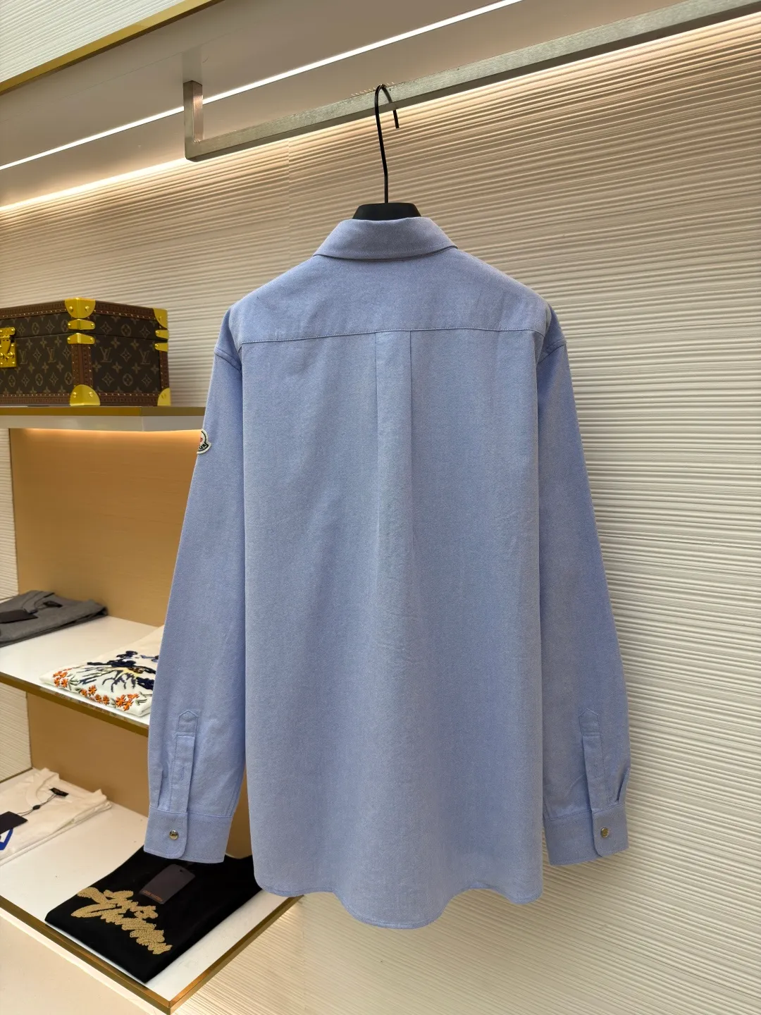 P420 Moncler logo embroidered Oxford cotton shirt ●Original version: 6550 purchase and development ●Item number: 1681490-A80 ●Fabric: moire cotton Oxford fabric ●Technology: embroidery production ●Color: blue ●Version: fitted version ●Weight: about 380 grams ●Size: S-M-L-XL ●Description: Custom-dyed moiré cotton Oxford fabric, as soft as clouds, light and delicate Using matte gray and light blue as the pen, I write the elegant color philosophy of the mountains on the pure cotton fabric. It is taken from nature and is designed with a tone higher than nature. The line of Moncler Archive embroidery on the chest is embellished. The seemingly random handwritten embroidery is actually Moncler's attitude towards the brand. Find a balance between relaxation and stiffness. Every step is like interpreting the dance of the human body and clothing. Imported machine embroidery technology is used to realize Moncler embroidery operations with high precision. The lines are smooth and delicate, and the fabrics have been sand-washed for better hand feel and texture. They are not easy to deform, shrink or fade, and maintain long-term beauty. The overall wiring is straight and delicate, the fabric is comfortable and soft, and the color is consistent without color difference. It can be matched with the same style to create a fashionable look and control various occasions. Customized accessories, complete with three standards, same style for men and women!