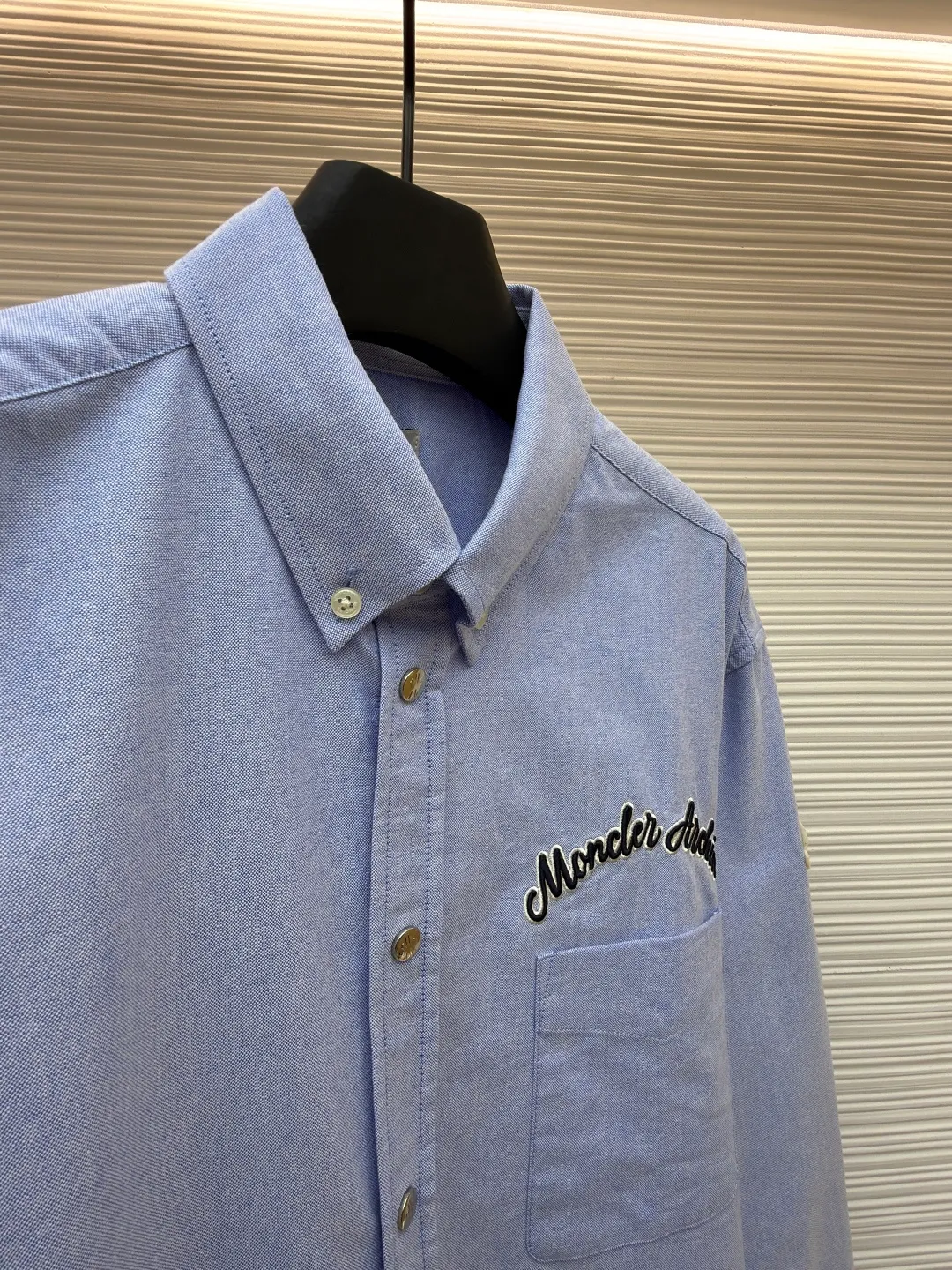 P420 Moncler logo embroidered Oxford cotton shirt ●Original version: 6550 purchase and development ●Item number: 1681490-A80 ●Fabric: moire cotton Oxford fabric ●Technology: embroidery production ●Color: blue ●Version: fitted version ●Weight: about 380 grams ●Size: S-M-L-XL ●Description: Custom-dyed moiré cotton Oxford fabric, as soft as clouds, light and delicate Using matte gray and light blue as the pen, I write the elegant color philosophy of the mountains on the pure cotton fabric. It is taken from nature and is designed with a tone higher than nature. The line of Moncler Archive embroidery on the chest is embellished. The seemingly random handwritten embroidery is actually Moncler's attitude towards the brand. Find a balance between relaxation and stiffness. Every step is like interpreting the dance of the human body and clothing. Imported machine embroidery technology is used to realize Moncler embroidery operations with high precision. The lines are smooth and delicate, and the fabrics have been sand-washed for better hand feel and texture. They are not easy to deform, shrink or fade, and maintain long-term beauty. The overall wiring is straight and delicate, the fabric is comfortable and soft, and the color is consistent without color difference. It can be matched with the same style to create a fashionable look and control various occasions. Customized accessories, complete with three standards, same style for men and women!