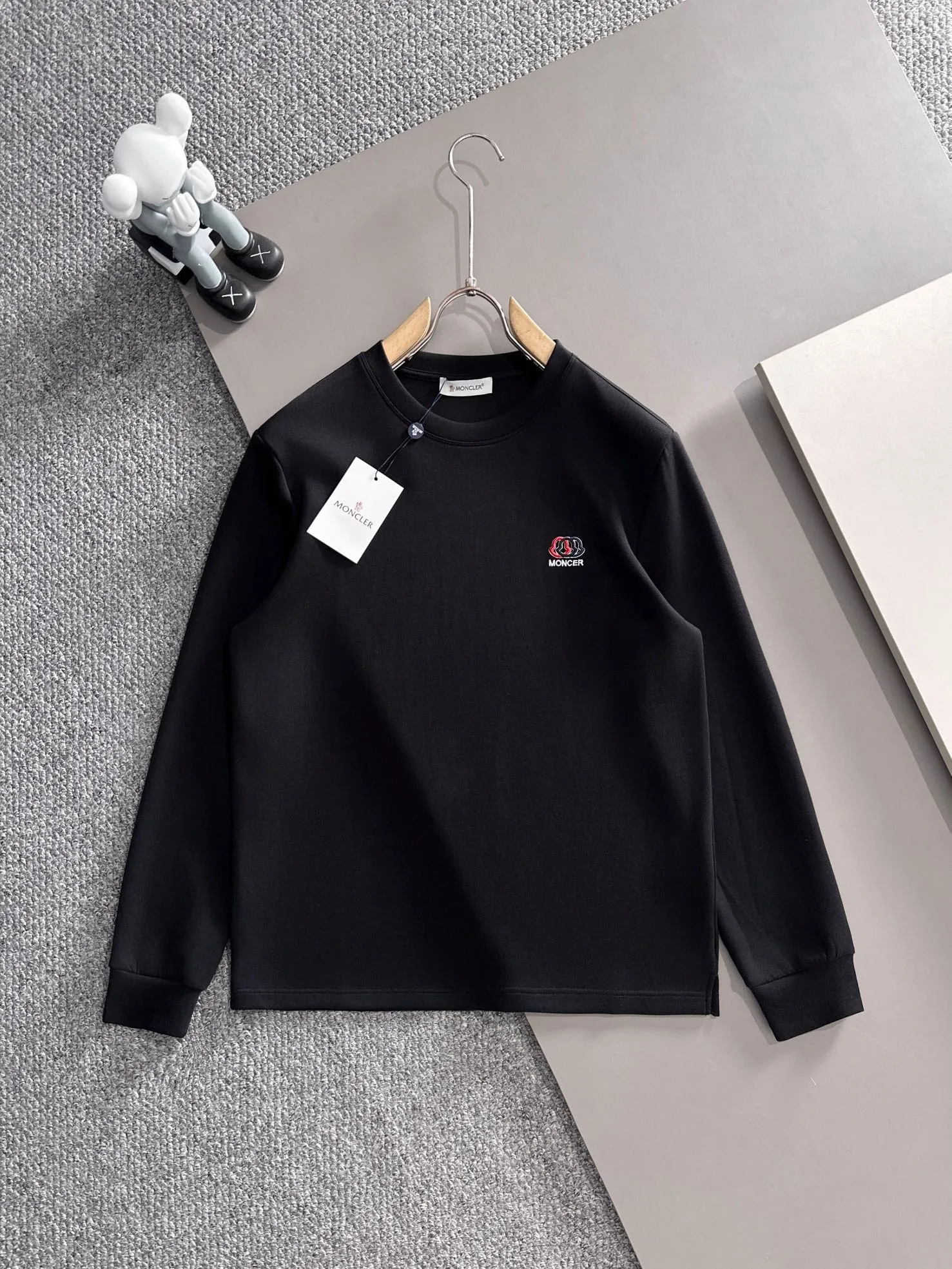 P250 🌸🌸 Moncler 2025 new autumn and winter men's round neck long-sleeved T-shirt sweatshirt, super classic design. Simple without any unnecessary cumbersomeness. This style is an indispensable and versatile item for men in autumn and winter. It is made of 340g pure cotton fabric and is made of imported high-quality fabrics. It is super comfortable to wear. The fabric is warm and textured, avant-garde and practical. Exquisite and perfect craftsmanship, the latest official website design, a classic in the fashionable and casual series, the main product in the counter! Craftsmanship: Reproduction of the original! The details are impeccable and the brand element design concept is of high quality. Color: Picture color, complete with three standards! Size:M-xxxL