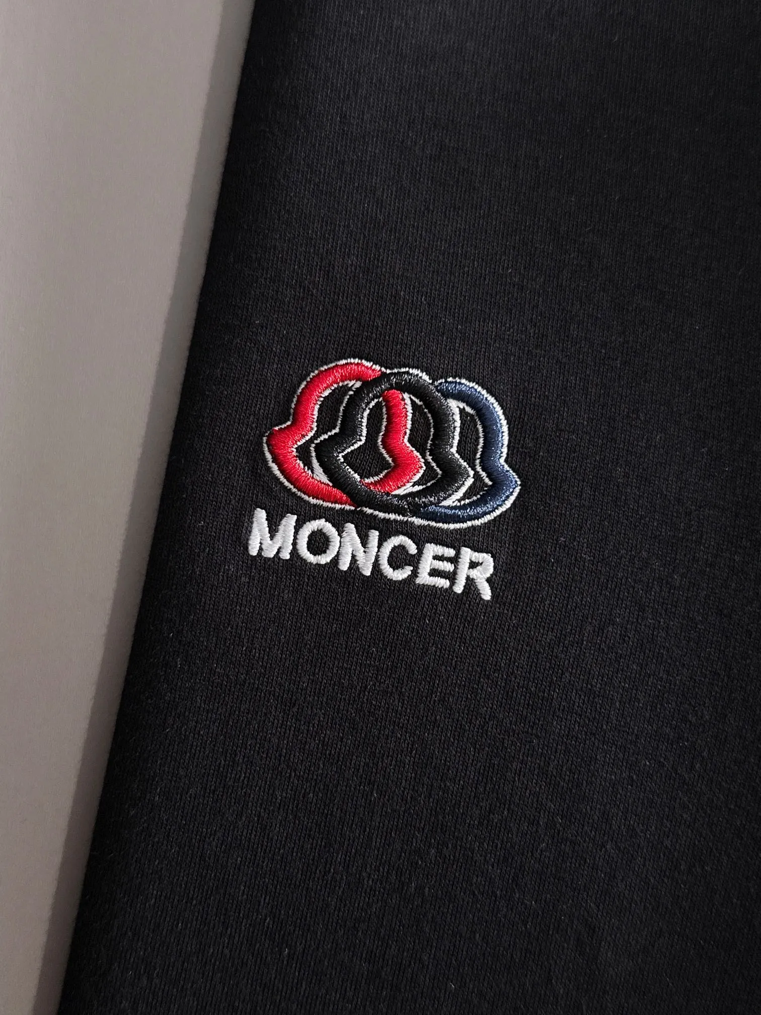 P250 🌸🌸 Moncler 2025 new autumn and winter men's round neck long-sleeved T-shirt sweatshirt, super classic design. Simple without any unnecessary cumbersomeness. This style is an indispensable and versatile item for men in autumn and winter. It is made of 340g pure cotton fabric and is made of imported high-quality fabrics. It is super comfortable to wear. The fabric is warm and textured, avant-garde and practical. Exquisite and perfect craftsmanship, the latest official website design, a classic in the fashionable and casual series, the main product in the counter! Craftsmanship: Reproduction of the original! The details are impeccable and the brand element design concept is of high quality. Color: Picture color, complete with three standards! Size:M-xxxL