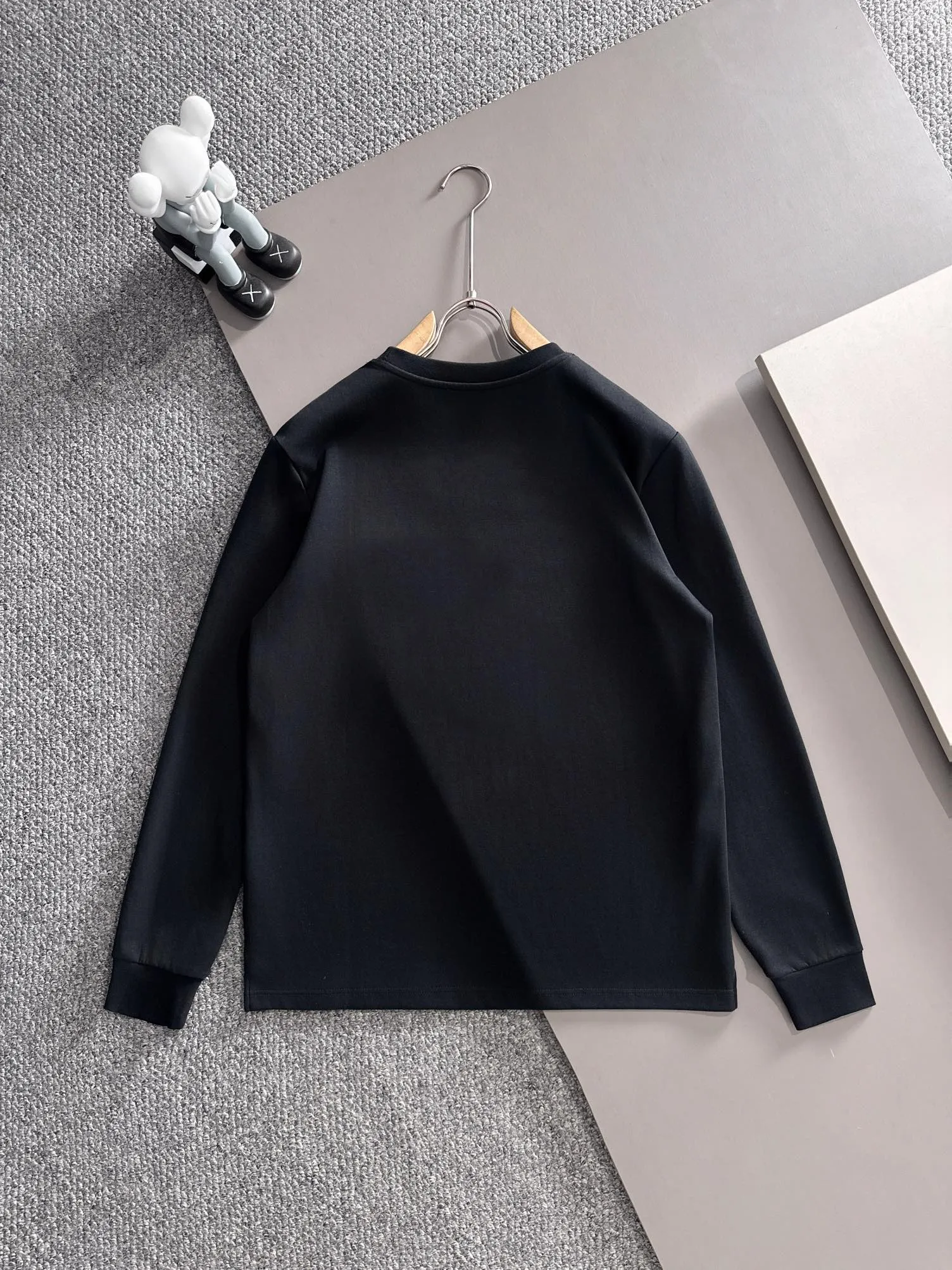 P250 🌸🌸 Moncler 2025 new autumn and winter men's round neck long-sleeved T-shirt sweatshirt, super classic design. Simple without any unnecessary cumbersomeness. This style is an indispensable and versatile item for men in autumn and winter. It is made of 340g pure cotton fabric and is made of imported high-quality fabrics. It is super comfortable to wear. The fabric is warm and textured, avant-garde and practical. Exquisite and perfect craftsmanship, the latest official website design, a classic in the fashionable and casual series, the main product in the counter! Craftsmanship: Reproduction of the original! The details are impeccable and the brand element design concept is of high quality. Color: Picture color, complete with three standards! Size:M-xxxL