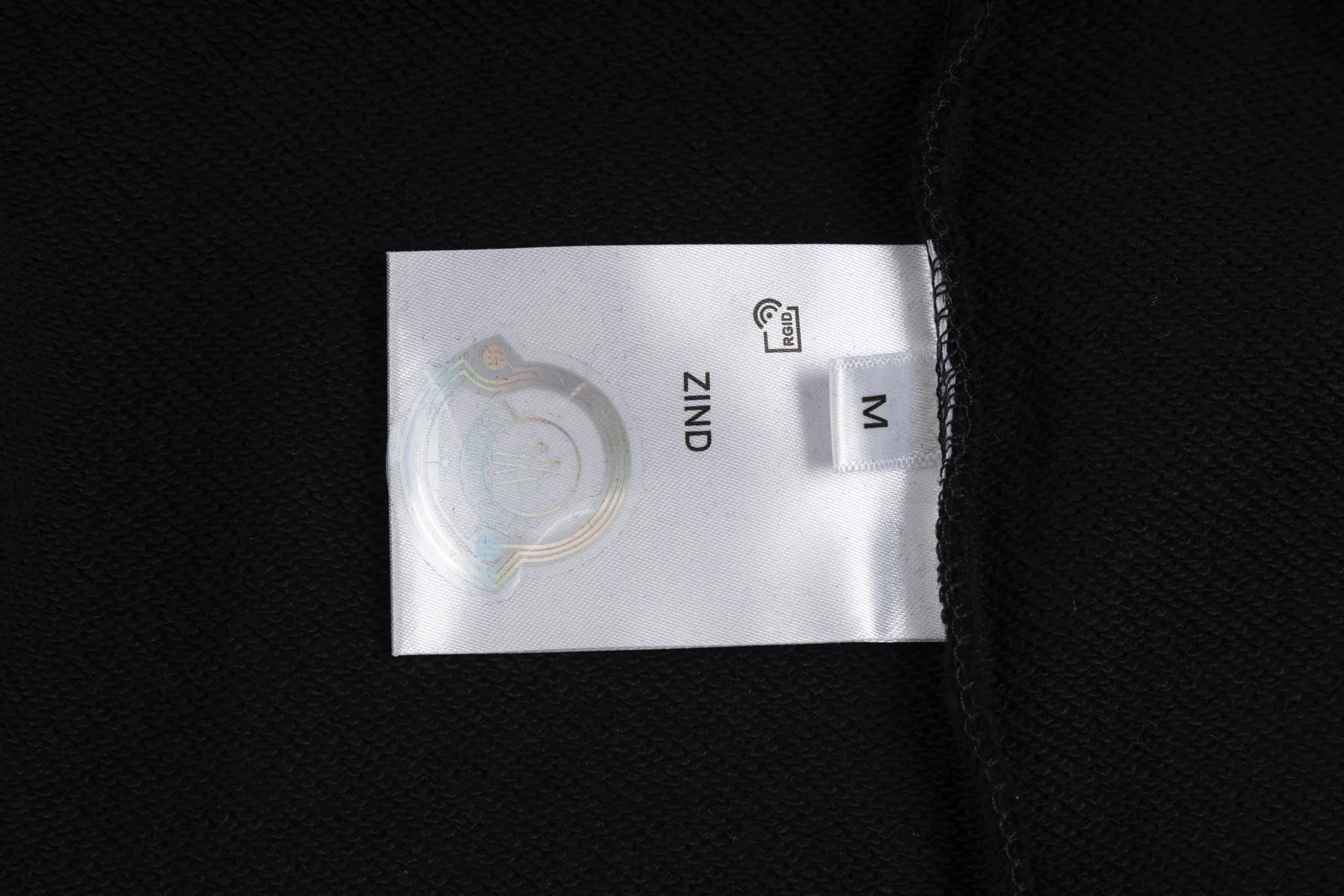 P230 model number B38 round neck sweatshirt with masked flocking and foaming letters and small labels. MONCLER counter consistent sweatshirt. The fabric is made of 420g double-stranded double yarn terry in the same cylinder. 2×2 pure cotton high-elastic fine thread does not deform. Imported machine flocking and foaming printing technology➕classic small label. Internet celebrity popular model, versatile OS version, can be worn up to about 180 catties. Factory assembly line work, imported machine double-line press technology, three complete standards, customized accessories Alignment, same style for men and women colour: black navy size: S M L XL Manual measurement error of about 1-3cm is normal