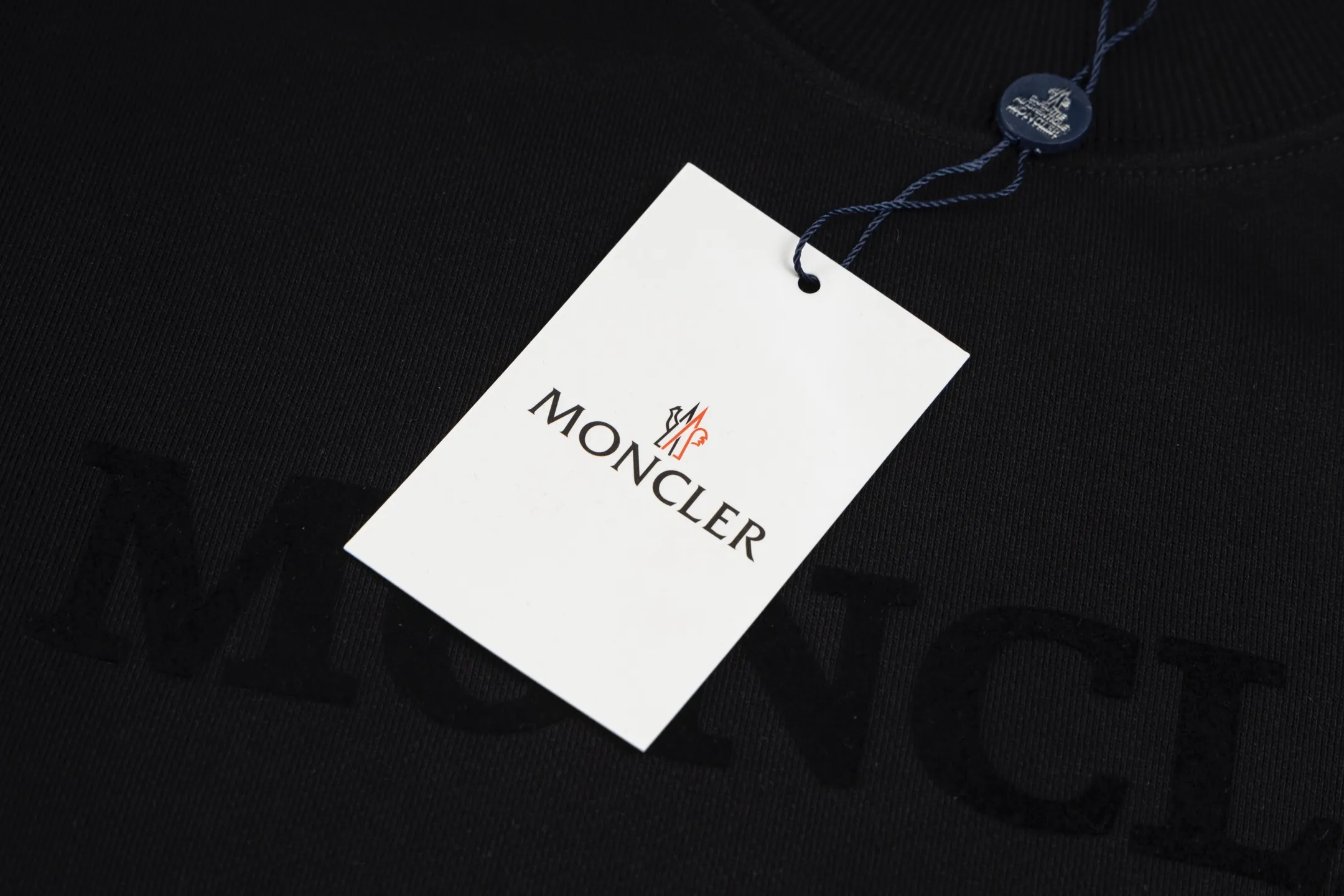 P230 model number B38 round neck sweatshirt with masked flocking and foaming letters and small labels. MONCLER counter consistent sweatshirt. The fabric is made of 420g double-stranded double yarn terry in the same cylinder. 2×2 pure cotton high-elastic fine thread does not deform. Imported machine flocking and foaming printing technology➕classic small label. Internet celebrity popular model, versatile OS version, can be worn up to about 180 catties. Factory assembly line work, imported machine double-line press technology, three complete standards, customized accessories Alignment, same style for men and women colour: black navy size: S M L XL Manual measurement error of about 1-3cm is normal