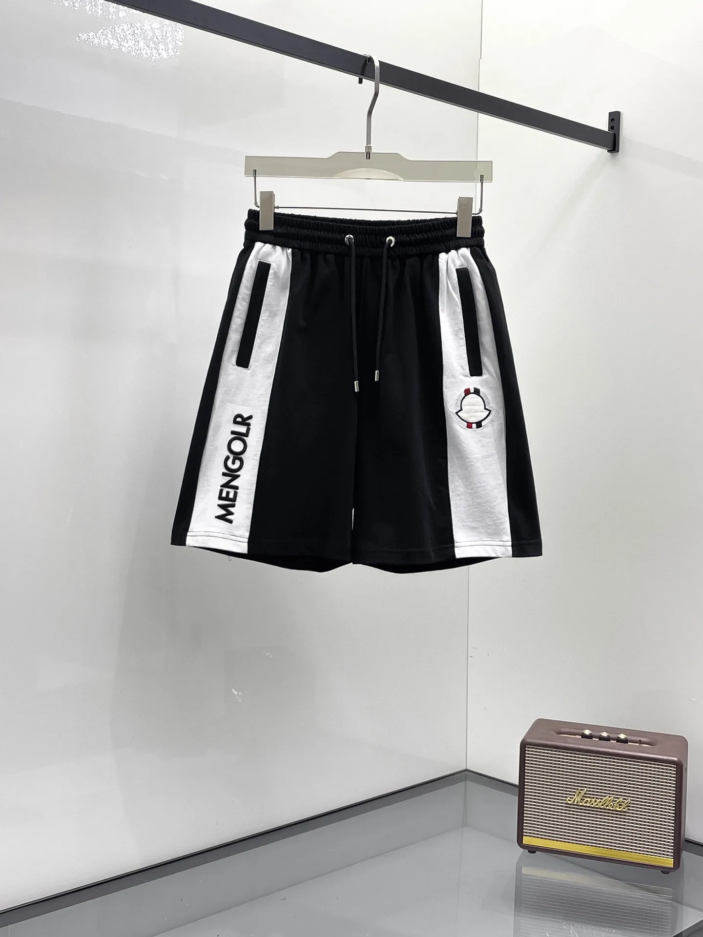 P560 Brand [MONCLER Mouth Covered] 2025 round neck short-sleeved shorts suit. The pure cotton fabric upper body will not be stuffy, the smooth and comfortable skin-friendly effect is more breathable, the fabric has its own texture, classic logo technology, a new interpretation from a unique angle, the first choice for fashion and versatility! Size: M-3XL (maximum wear: 190 pounds)