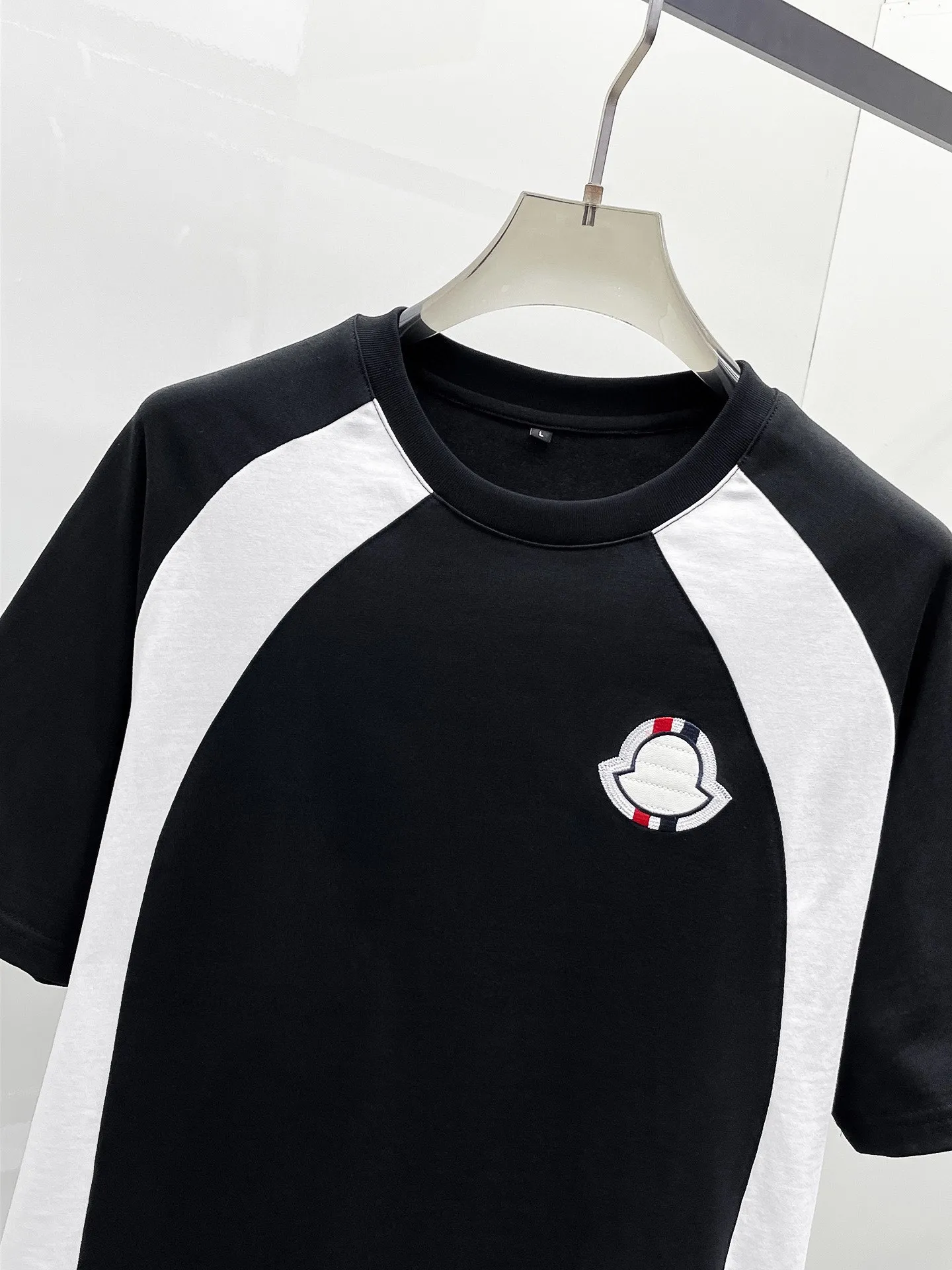 P560 Brand [MONCLER Mouth Covered] 2025 round neck short-sleeved shorts suit. The pure cotton fabric upper body will not be stuffy, the smooth and comfortable skin-friendly effect is more breathable, the fabric has its own texture, classic logo technology, a new interpretation from a unique angle, the first choice for fashion and versatility! Size: M-3XL (maximum wear: 190 pounds)