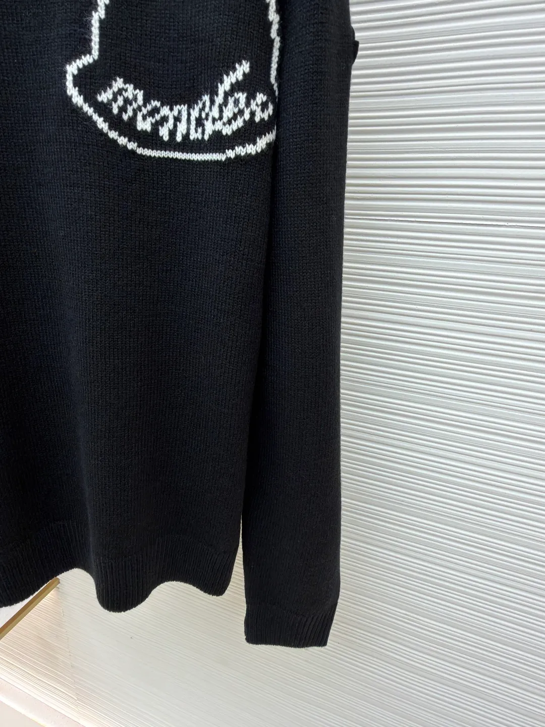 P450 Moncler embroidered logo round neck long-sleeved sweater ●Original version: purchased and developed by 3773 ●Item number: 1681589-A95 ●Fabric: wool double-ply blended fabric ●Technology: jacquard production ●Color: black ●Version: fitted version ●Weight: about 555 grams ●Size: S-M-L-XL ●Description: This MONCLER embroidered logo round neck long-sleeved sweater is made of high-quality wool blend fabric, which is soft and comfortable to the touch and has good warmth retention. Classic round neck design, simple and elegant, suitable for daily wear. The brand logo on the chest uses fine embroidery technology, and the pattern is three-dimensional and clear, highlighting the brand recognition. The body has a form-fitting silhouette and a smooth cut for comfort and freedom of movement. In the production process, wool jacquard and wool enzyme washing technologies are used to make the fabric softer and skin-friendly while maintaining a stable pattern. The stitching is even and firm, and the details are meticulously handled, reflecting the brand's strict control over quality. The overall design is simple and elegant, suitable for various occasions. Whether it is business or leisure, it can show an elegant and decent style. The overall wiring is straight and delicate, the fabric is comfortable and soft, and the color is consistent without color difference. It can be matched with the same style to create a fashionable look and control various occasions. Customized accessories, complete with three standards, same style for men and women!