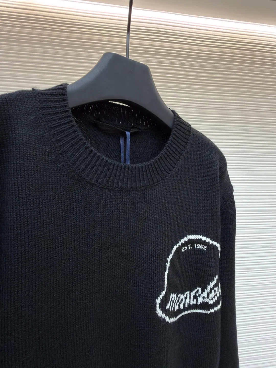 P450 Moncler embroidered logo round neck long-sleeved sweater ●Original version: purchased and developed by 3773 ●Item number: 1681589-A95 ●Fabric: wool double-ply blended fabric ●Technology: jacquard production ●Color: black ●Version: fitted version ●Weight: about 555 grams ●Size: S-M-L-XL ●Description: This MONCLER embroidered logo round neck long-sleeved sweater is made of high-quality wool blend fabric, which is soft and comfortable to the touch and has good warmth retention. Classic round neck design, simple and elegant, suitable for daily wear. The brand logo on the chest uses fine embroidery technology, and the pattern is three-dimensional and clear, highlighting the brand recognition. The body has a form-fitting silhouette and a smooth cut for comfort and freedom of movement. In the production process, wool jacquard and wool enzyme washing technologies are used to make the fabric softer and skin-friendly while maintaining a stable pattern. The stitching is even and firm, and the details are meticulously handled, reflecting the brand's strict control over quality. The overall design is simple and elegant, suitable for various occasions. Whether it is business or leisure, it can show an elegant and decent style. The overall wiring is straight and delicate, the fabric is comfortable and soft, and the color is consistent without color difference. It can be matched with the same style to create a fashionable look and control various occasions. Customized accessories, complete with three standards, same style for men and women!