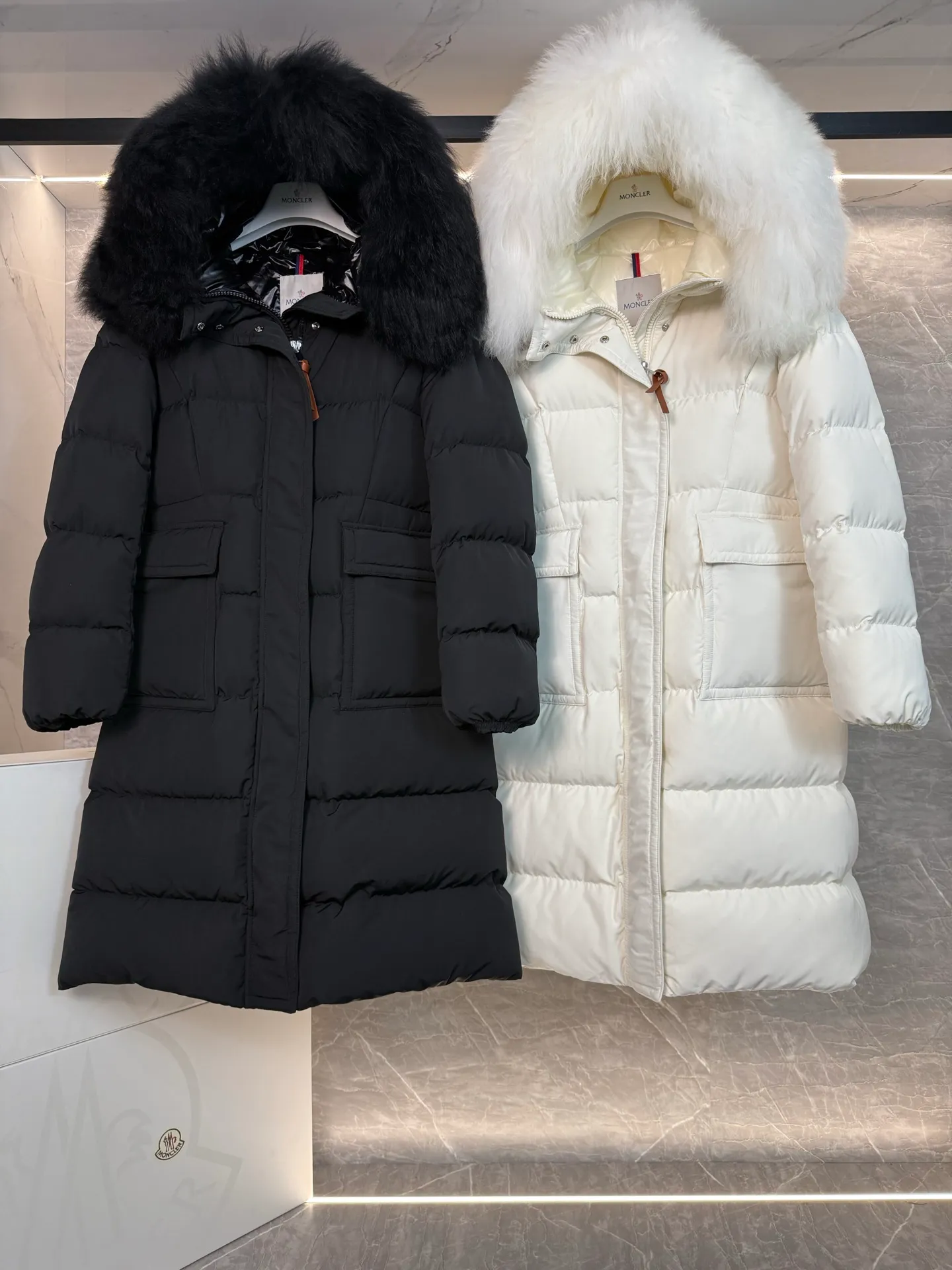 P1180 New Down ⬆️Moncler* mid-length women's hooded long down jacket. The long down jacket combines exquisite materials and attention to details. The timeless and elegant fashion design can provide you with a warm and caring wearing experience. The adjustable hood embellishment, oversized wool collar, and loose fit design create a fashionable winter look. The comfortable hood is equipped with gorgeous wool decoration, full of atmosphere, and can be easily removed according to mood and weather conditions.   •Made of nylon fabric •Down filled •Hood with removable fleece collar •Two-way zipper closure •Suit pockets •Elastic cuffs Size : 0-3 P1360