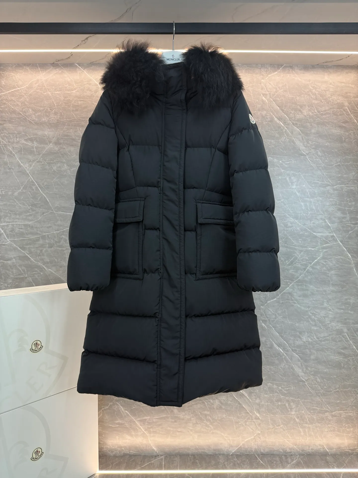 P1180 New Down ⬆️Moncler* mid-length women's hooded long down jacket. The long down jacket combines exquisite materials and attention to details. The timeless and elegant fashion design can provide you with a warm and caring wearing experience. The adjustable hood embellishment, oversized wool collar, and loose fit design create a fashionable winter look. The comfortable hood is equipped with gorgeous wool decoration, full of atmosphere, and can be easily removed according to mood and weather conditions.   •Made of nylon fabric •Down filled •Hood with removable fleece collar •Two-way zipper closure •Suit pockets •Elastic cuffs Size : 0-3 P1360